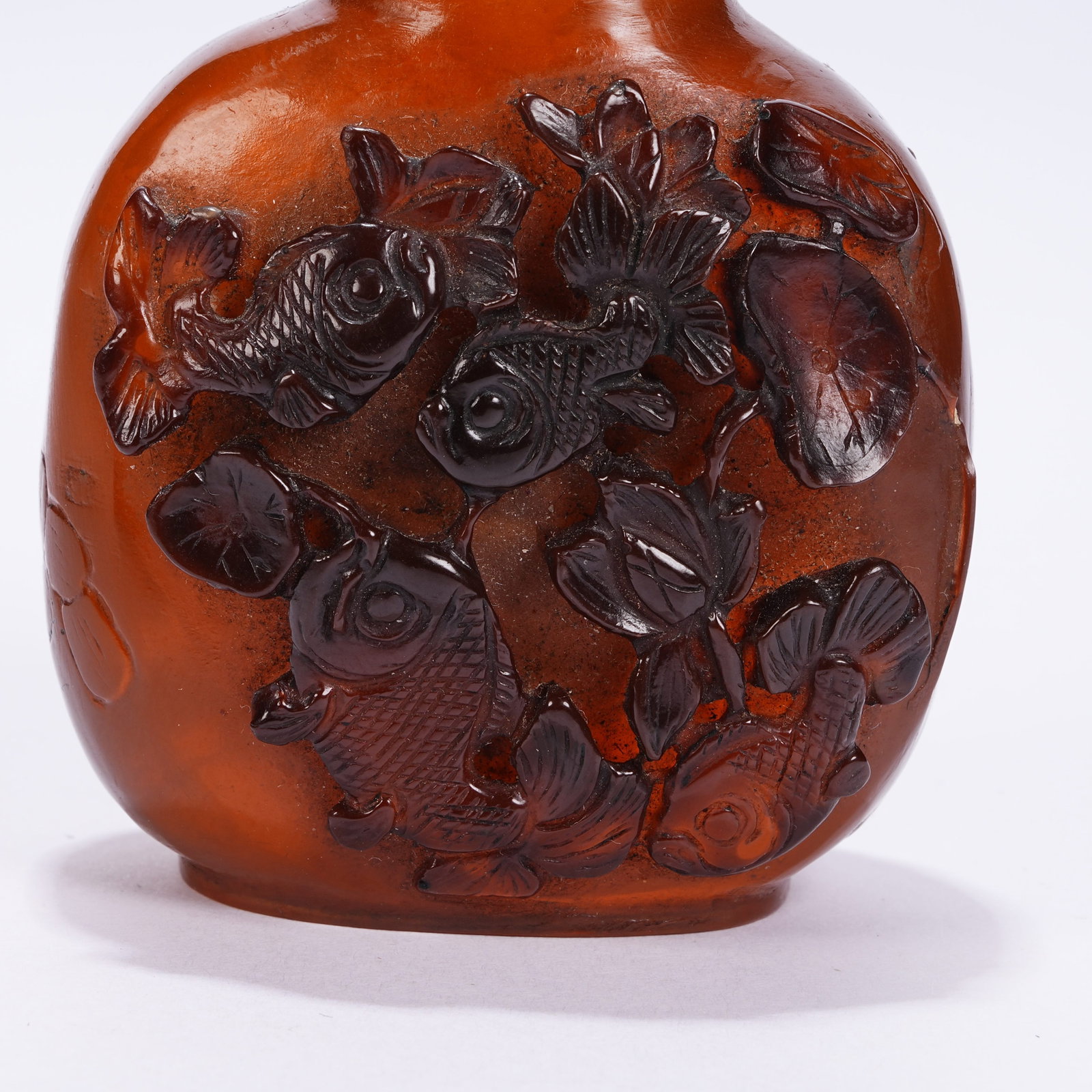 A AMBER FISH PATTERN SNUFF BOTTLE - 6