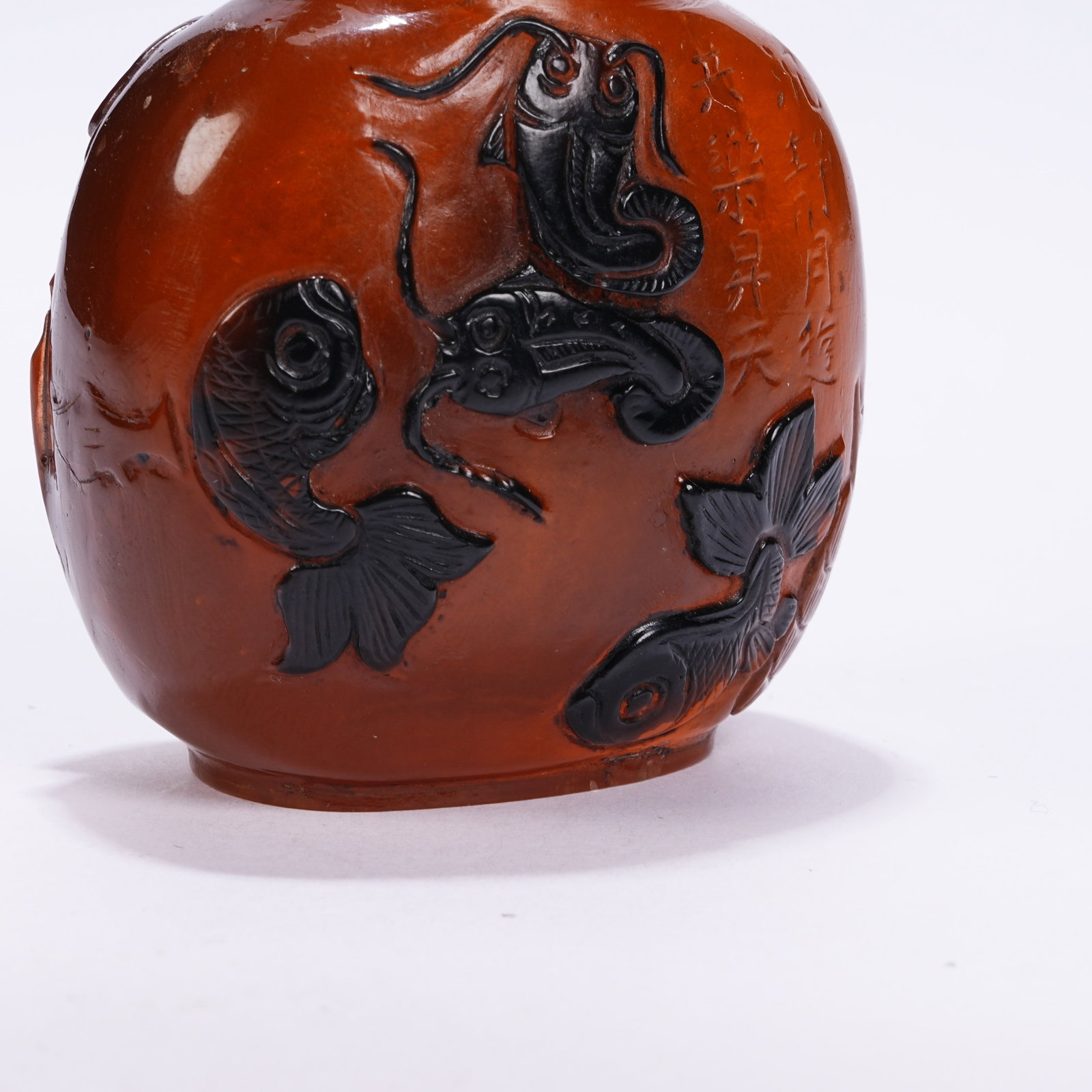 A AMBER FISH PATTERN SNUFF BOTTLE - 7