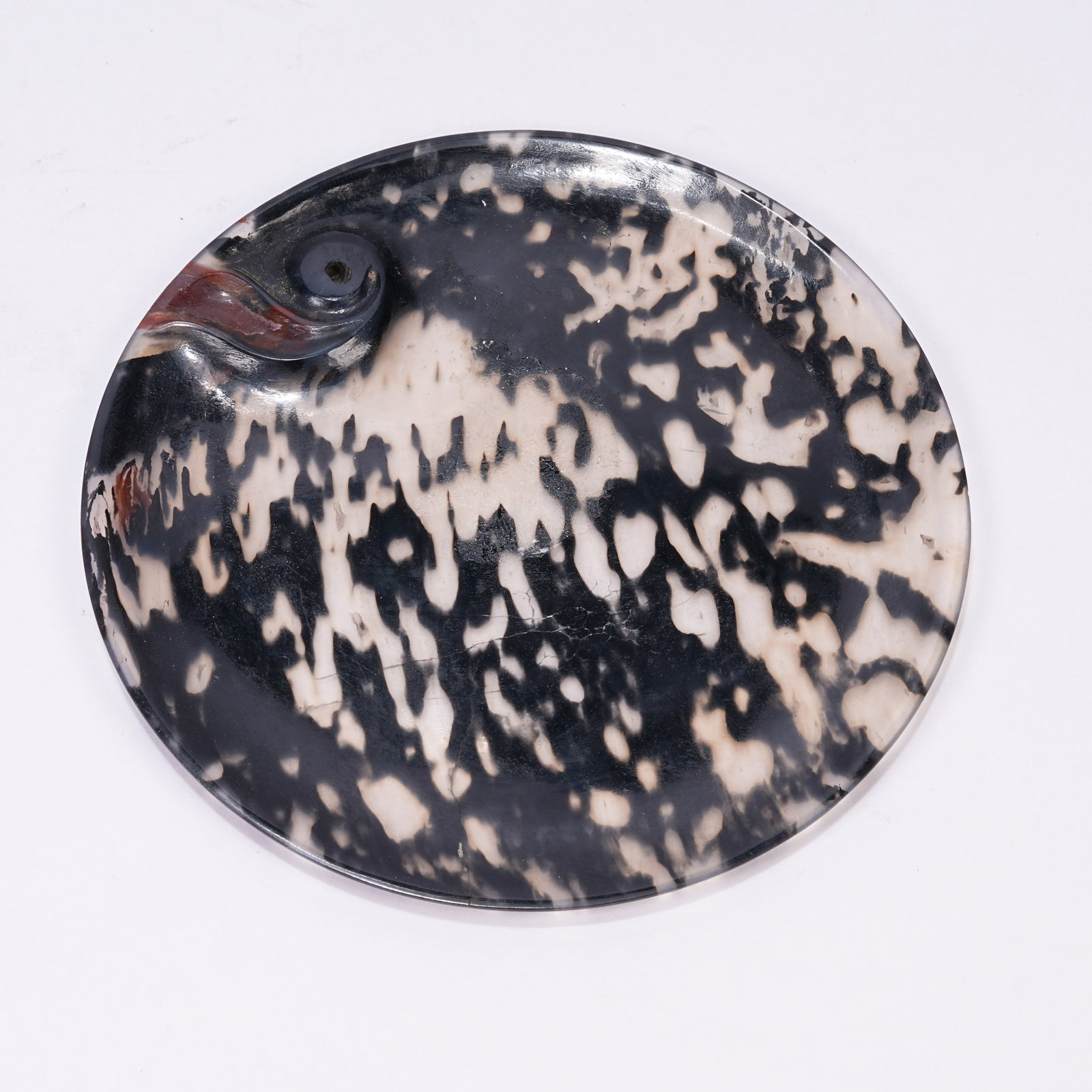 A AGATE ASHTRAY: Agate Ashtray