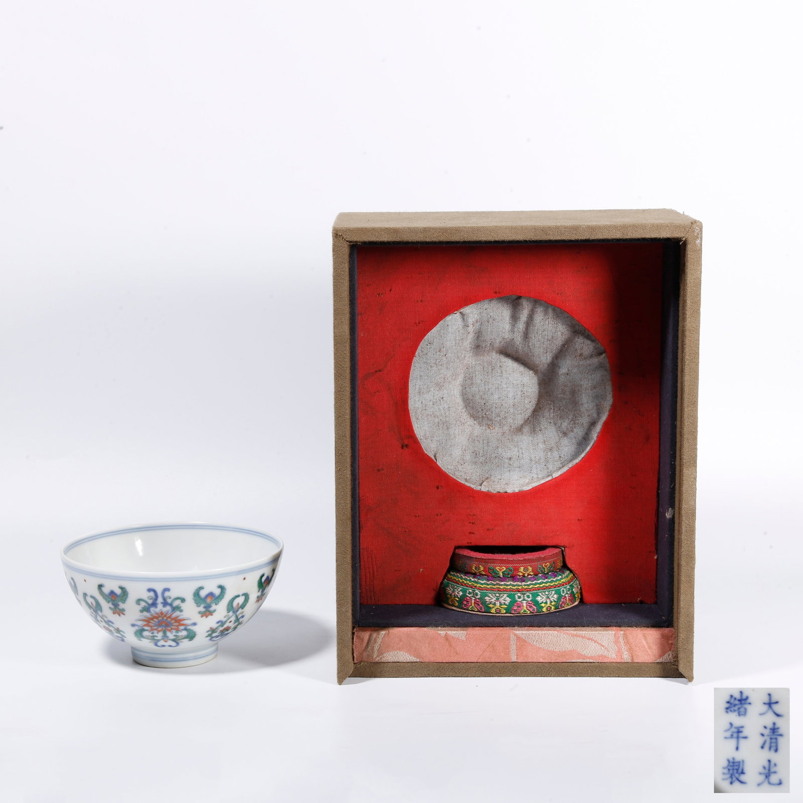 A DOUCAI BOWL WITH FLORAL PATTERNS: Doucai Bowl with Floral Patterns