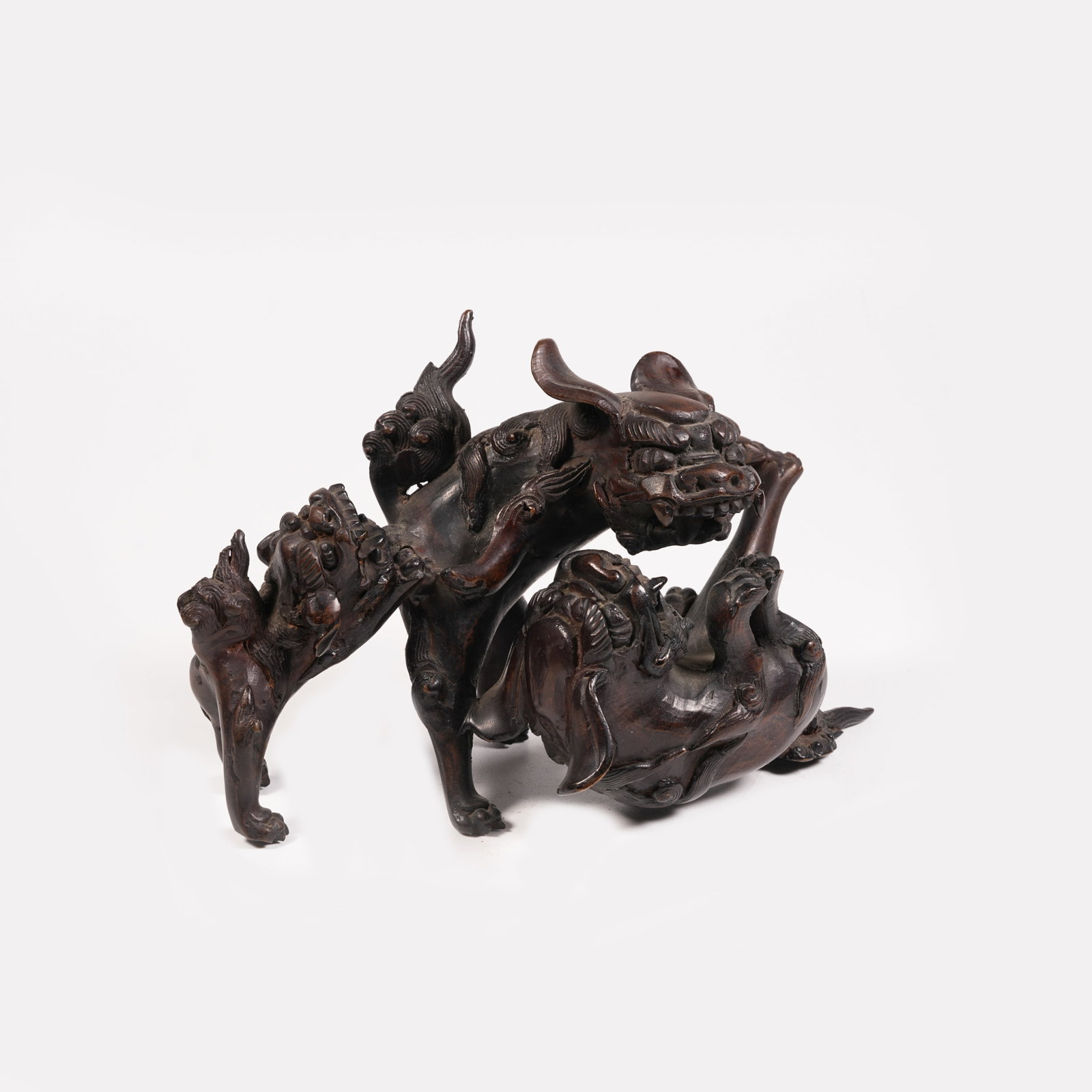 A BRONZE THREE LIONS ORNAMENT: Bronze Three Lions Ornament