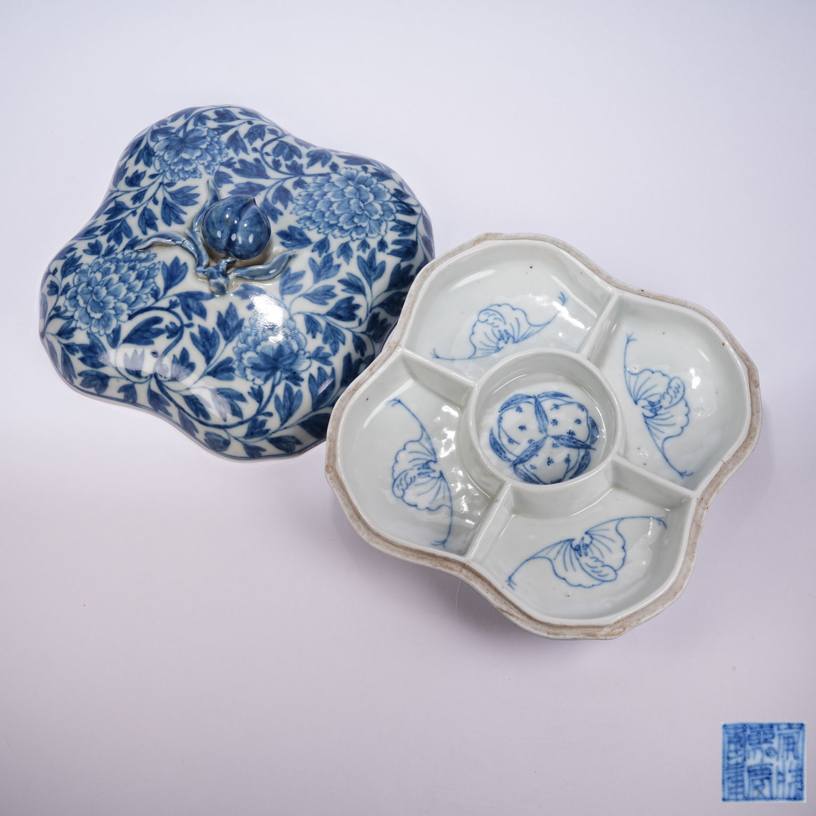A BLUE AND WHITE INTERLOCKING FLORAL PATTERN LIDDED BOX (1 of 10)
