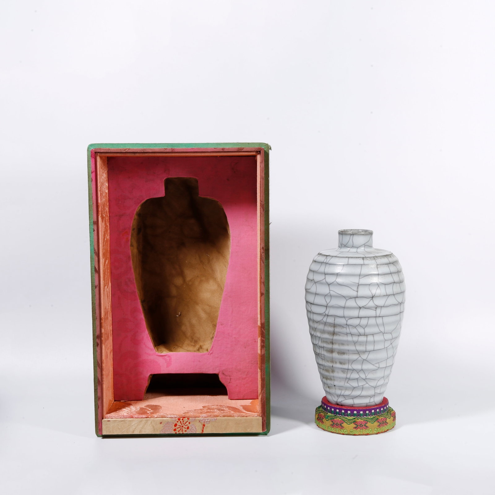 A OFFICIAL KILN PLUM VASE WITH BOW-STRING PATTERNS (1 of 9)