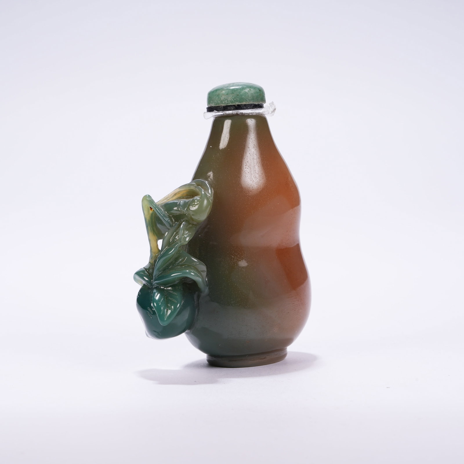 A GLASS PEACH SNUFF BOTTLE: Glass Peach Snuff Bottle