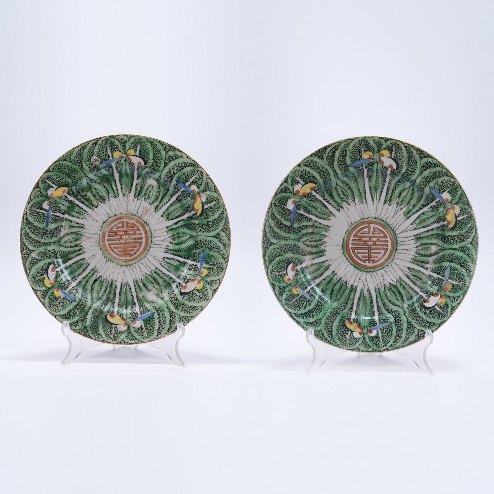 A SET OF FAMILLE ROSE CABBAGE PLATES: Set of Famille Rose Cabbage Plates