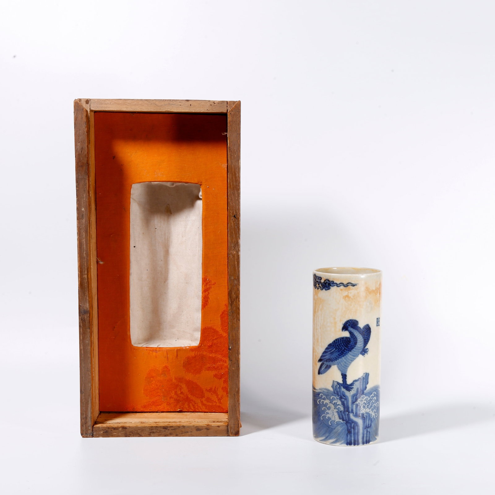 A BLUE AND WHITE BRUSH POT WITH EAGLE PATTERNS: Blue and White Brush Pot with Eagle Patterns