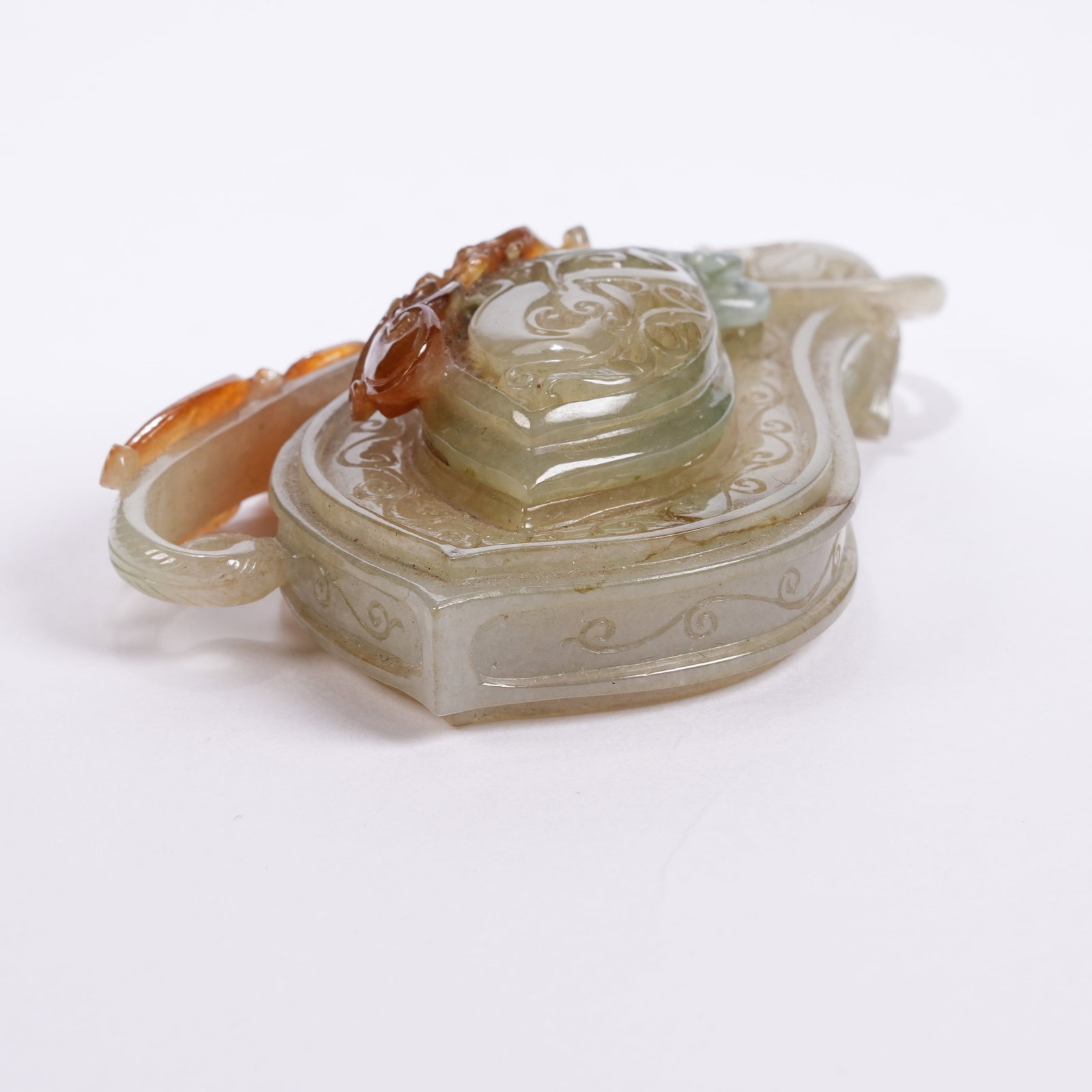 A JADEITE DRAGON PATTERN SACHET - 2