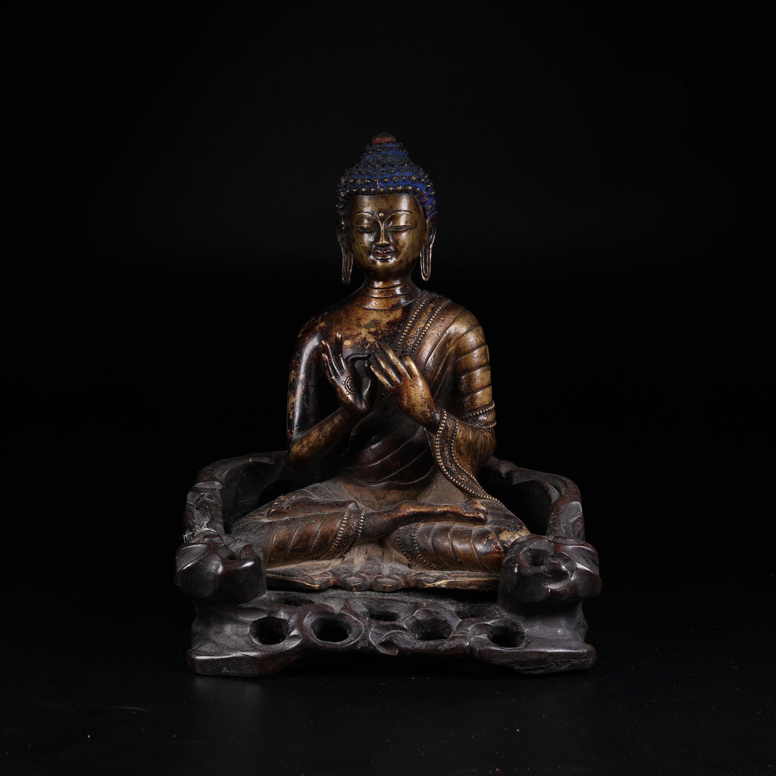 A BRONZE STATUE OF SAKYAMUNI: Bronze Statue of Sakyamuni