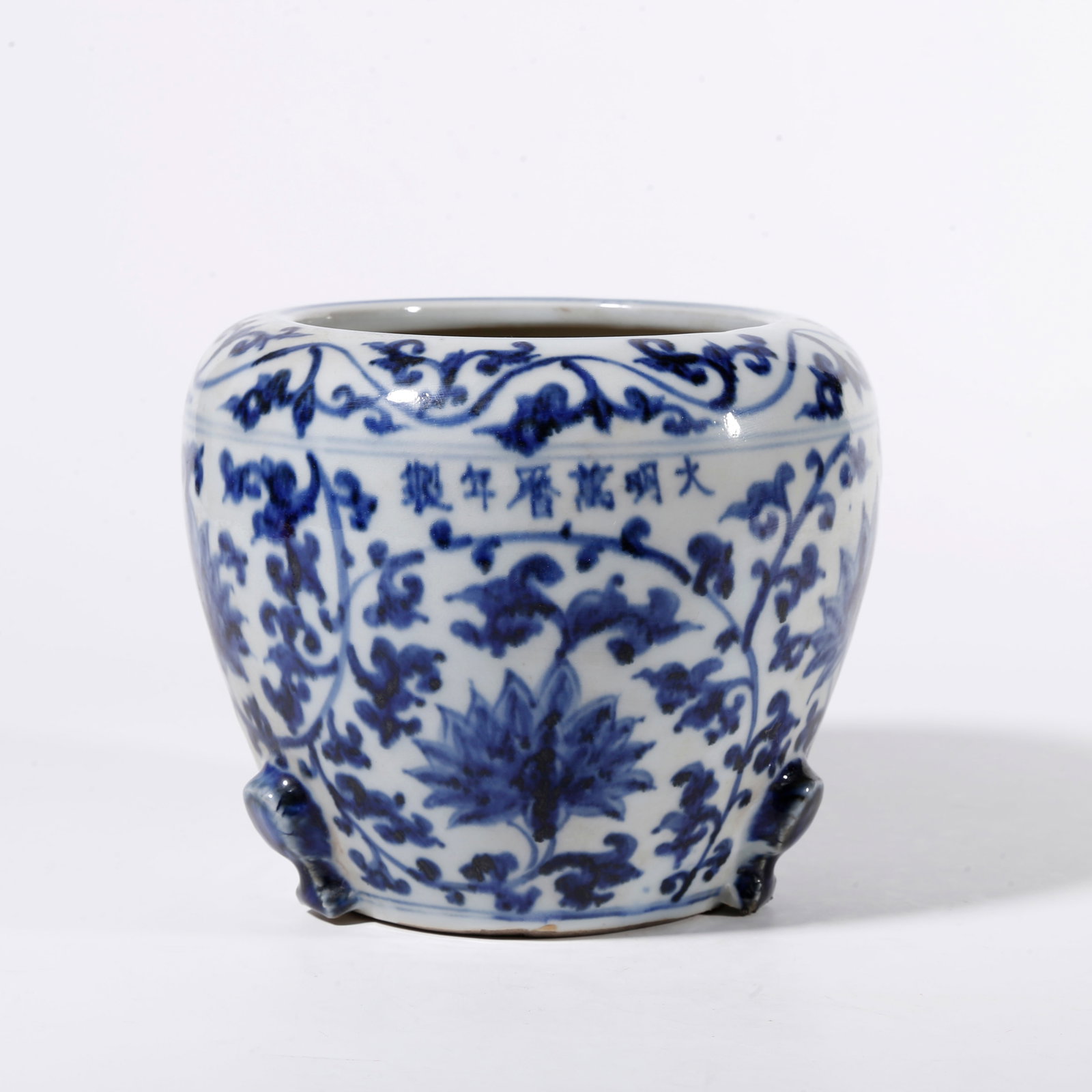 A BLUE AND WHITE CENSER WITH INTERLOCKING FLORAL PATTERN: Blue and White Censer with Interlocking Floral Pattern