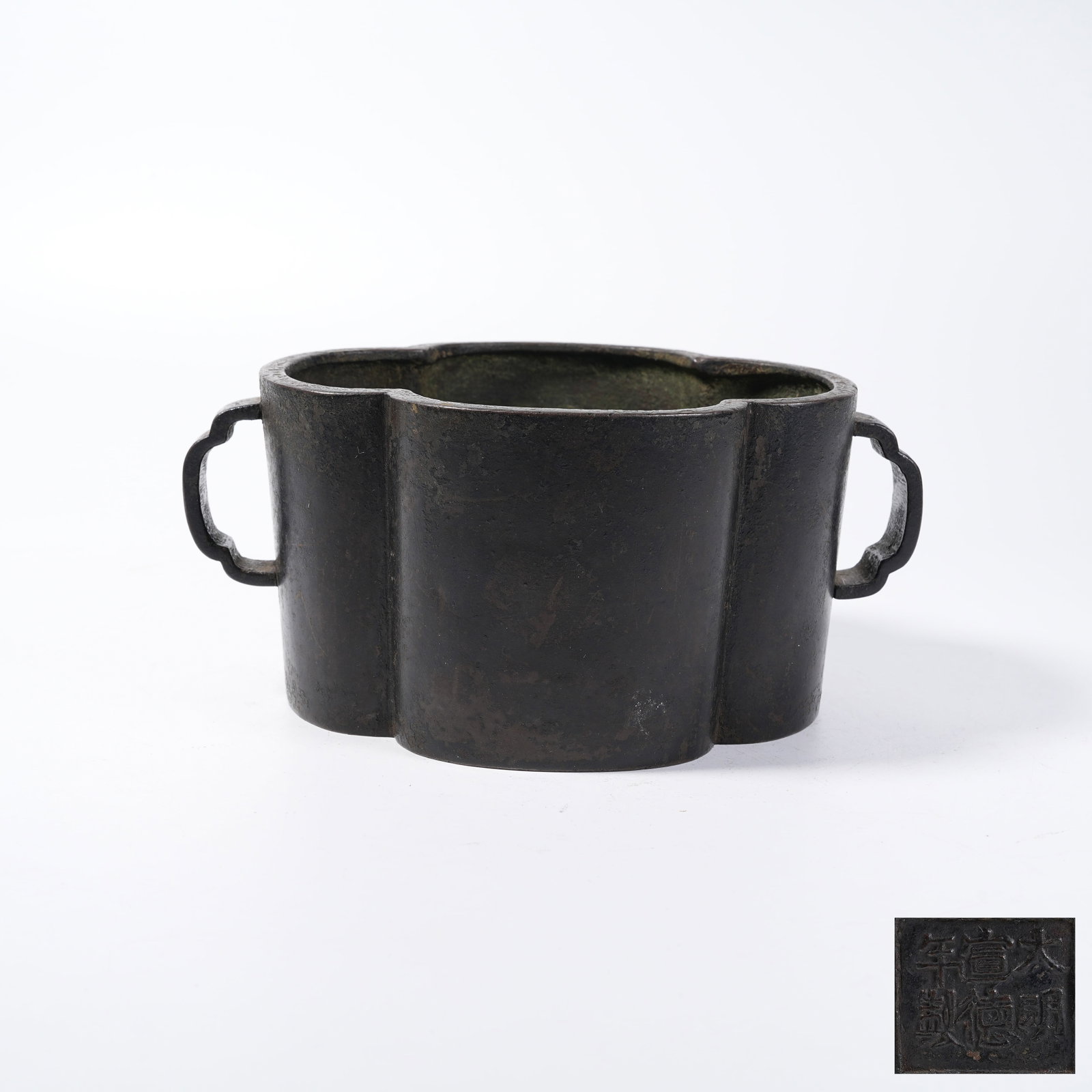 A BRONZE BEGONIA-SHAPED CENSER: Bronze Begonia-shaped Censer