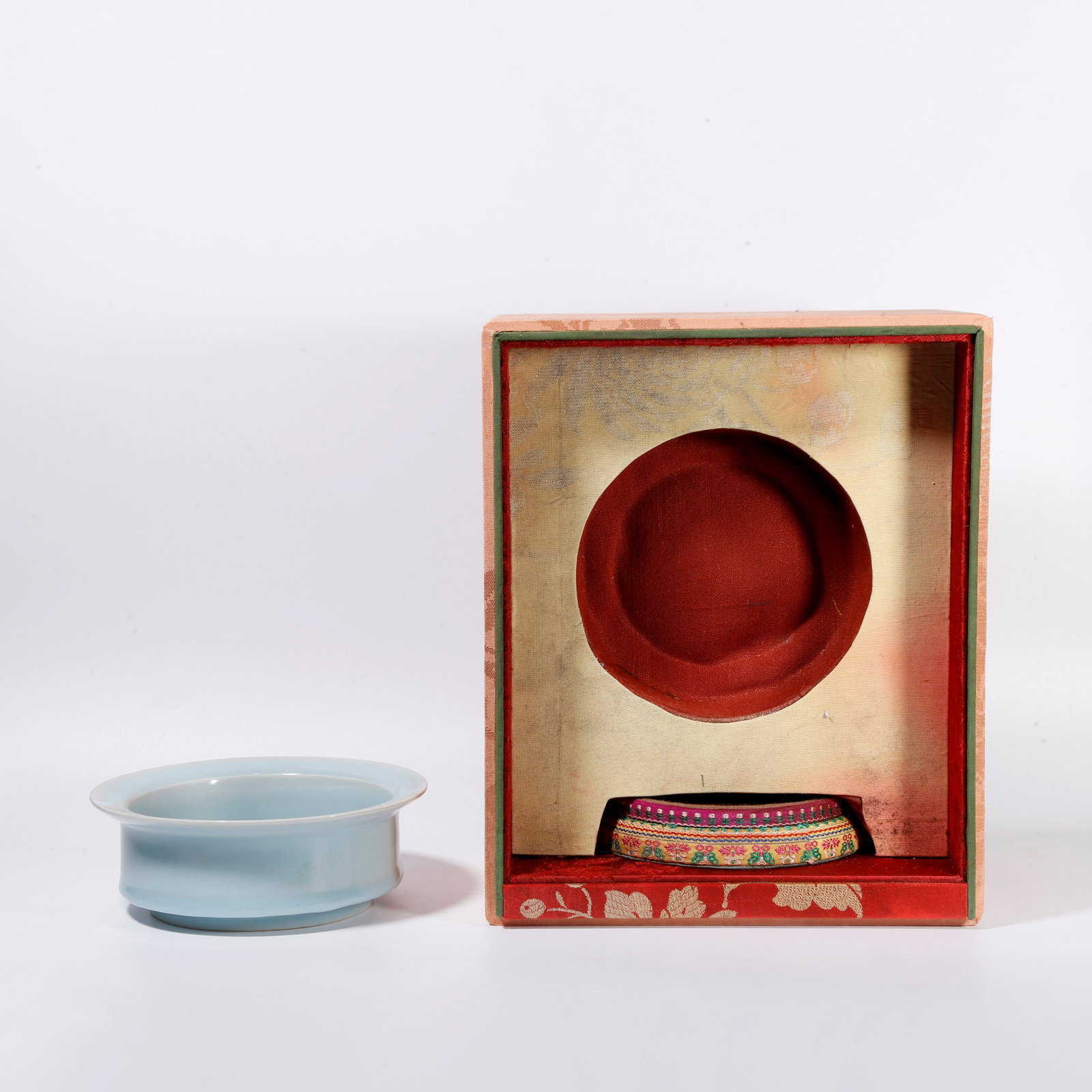 A LONGQUAN KILN HAT-RIM BRUSH WASHER: Longquan Kiln Hat-rim Brush Washer