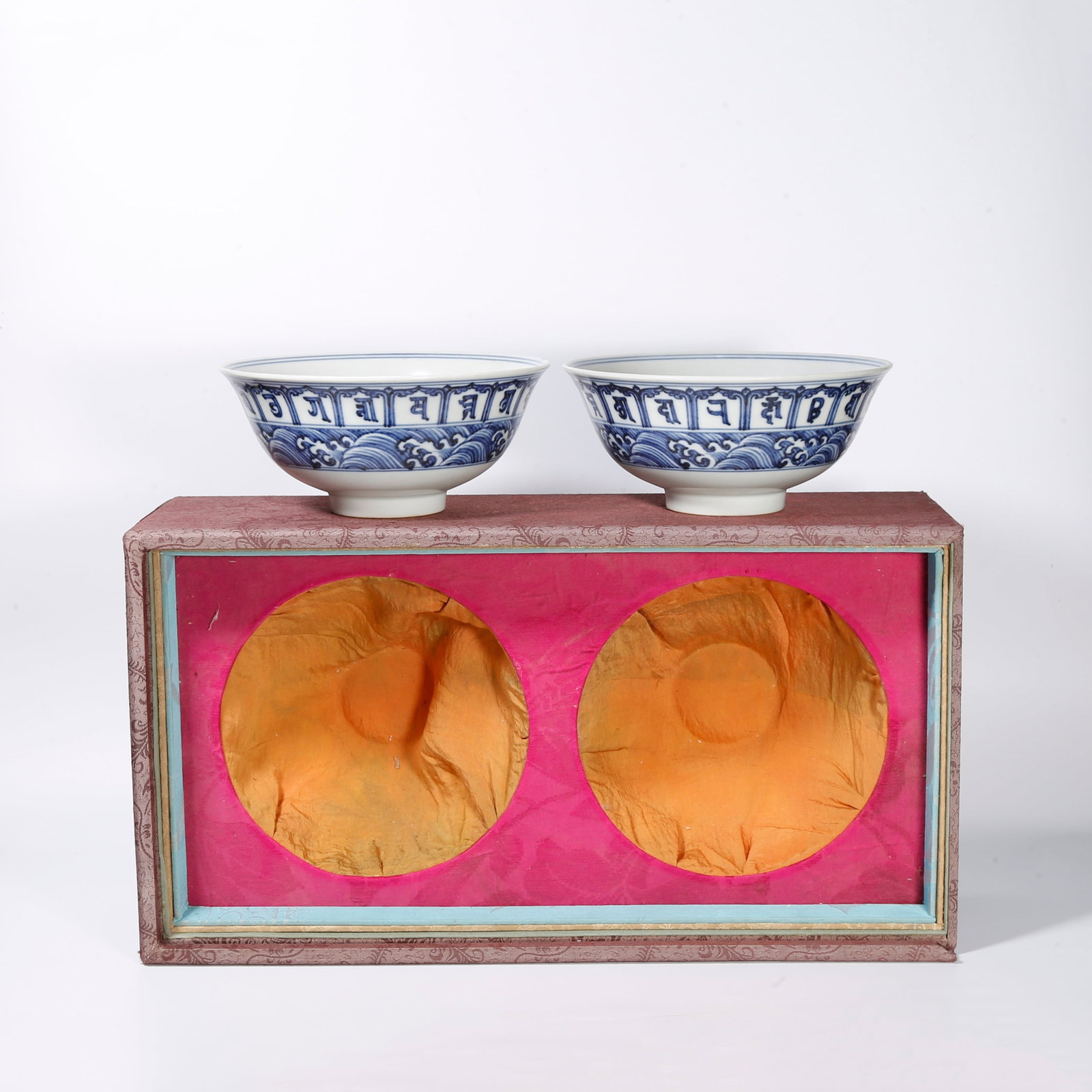 A BLUE AND WHITE BOWL (PAIR): Blue and White Bowl (Pair)