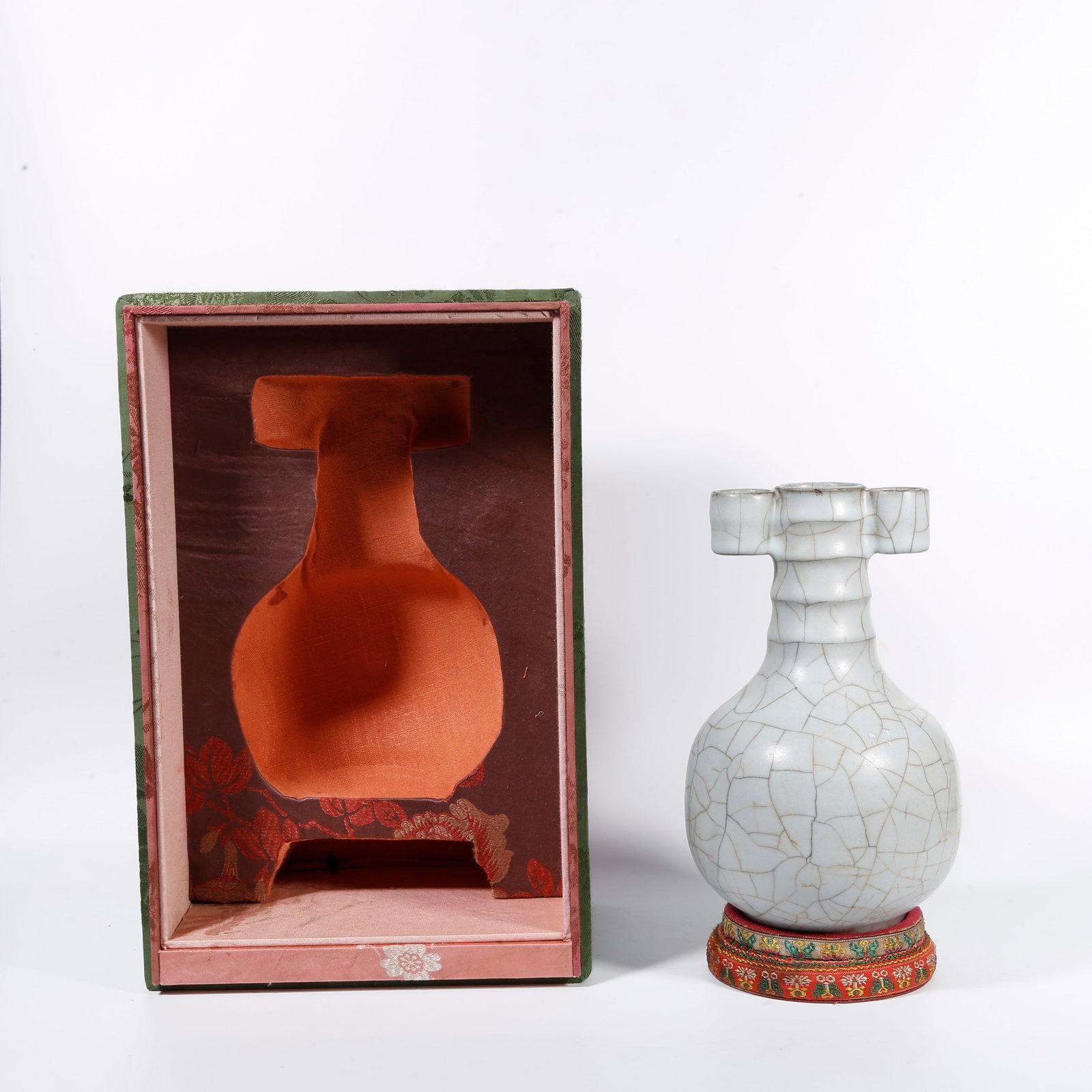 A OFFICIAL KILN PIERCED-EAR VASE: Official Kiln Pierced-ear Vase