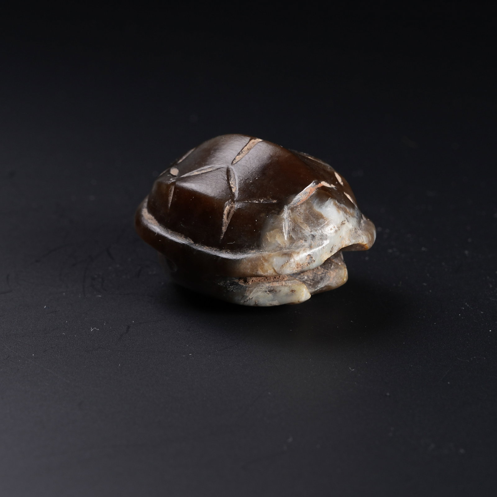 A ANCIENT JADE TURTLE SHELL ORNAMENT (1 of 8)