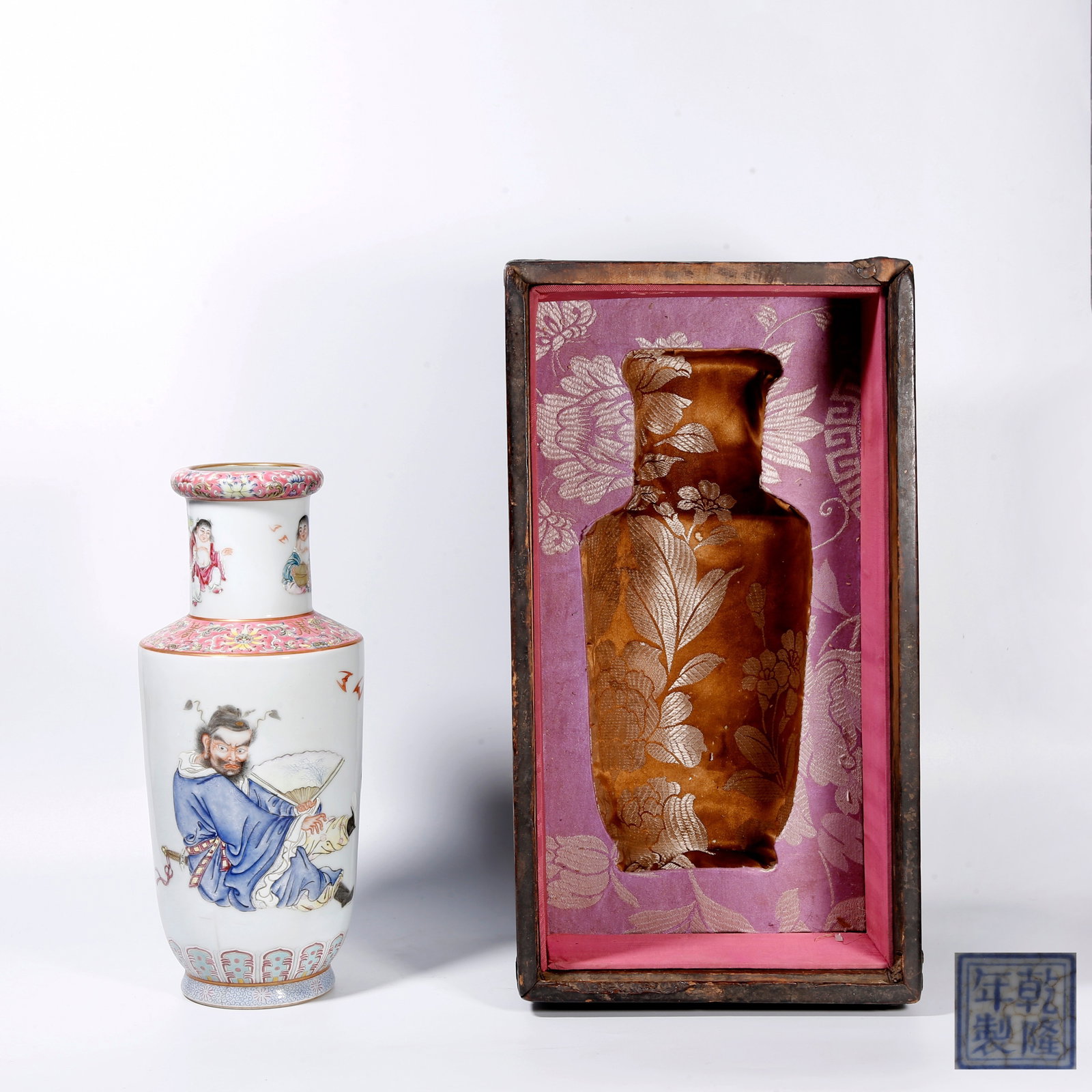 A FAMILLE ROSE CLUB-SHAPED VASE WITH FIGURE PATTERNS: Famille Rose Club-shaped Vase with Figure Patterns
