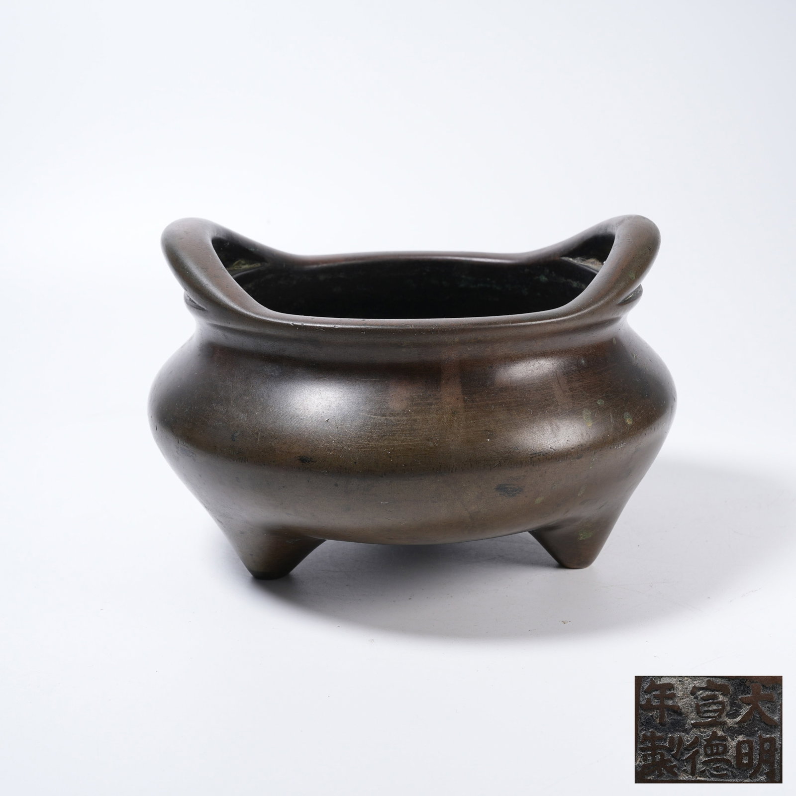 A BRONZE CENSER WITH BRIDGE-STYLE HANDLES (1 of 9)