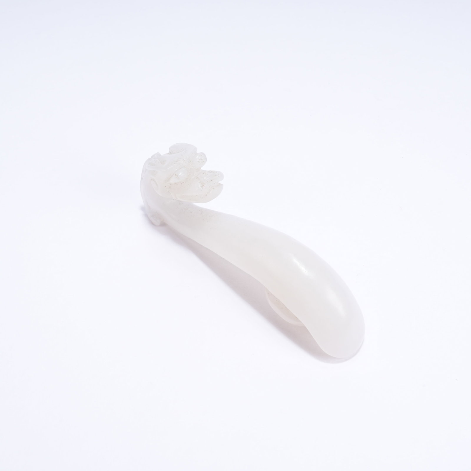A WHITE HETIAN JADE DRAGON HEAD BELT HOOK: White Hetian Jade Dragon Head Belt Hook