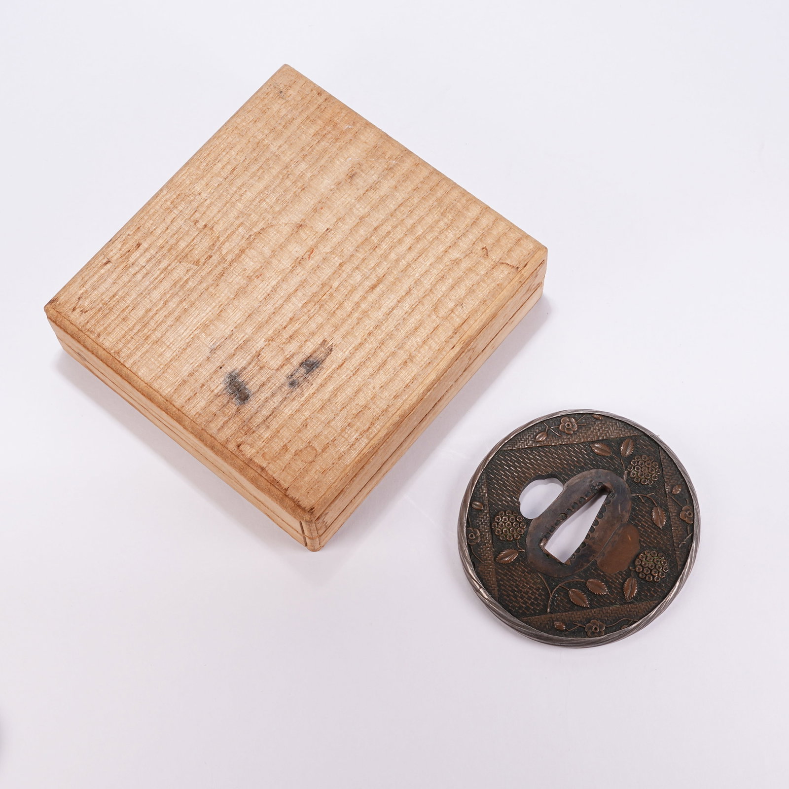A BRONZE ROUND FLORAL KNIFE HANDLE: Bronze Round Floral Knife Handle