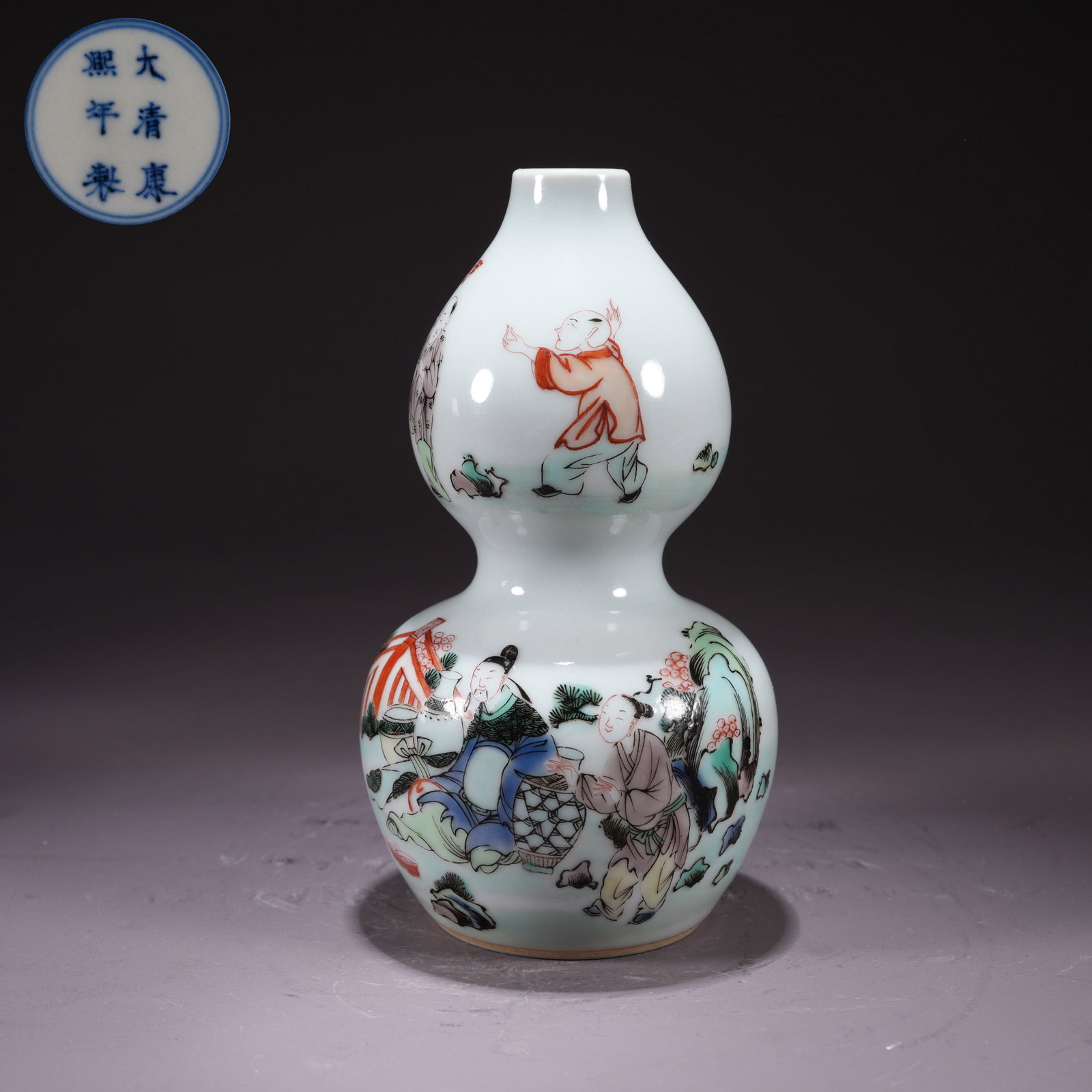 A WUCAI DOUBLE-GOURD VASE WITH FIGURE NARRATIVE SCENE: Wucai Double-Gourd Vase with Figure Narrative Scene