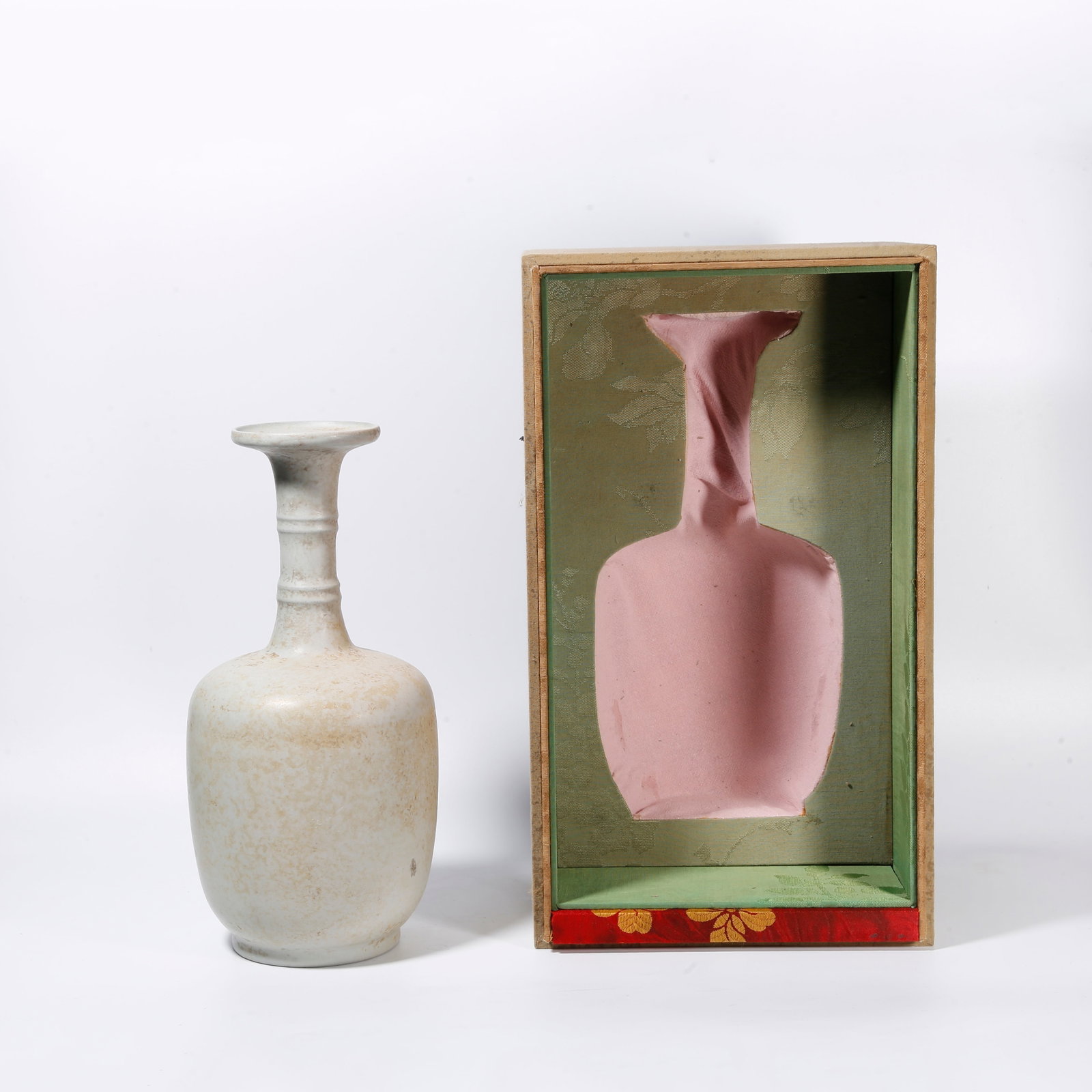 A RU KILN DECORATIVE VASE: Ru Kiln Decorative Vase