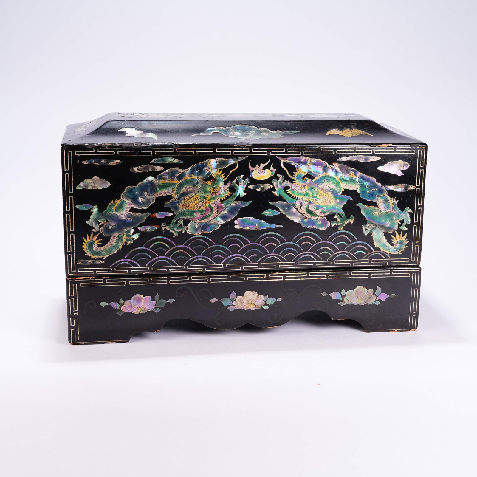 A LACQUER SHELL INLAID DOUBLE DRAGON PLAYING PEARL LIDDED BOX: Lacquer Shell Inlaid Double Dragon Playing Pearl Lidded Box