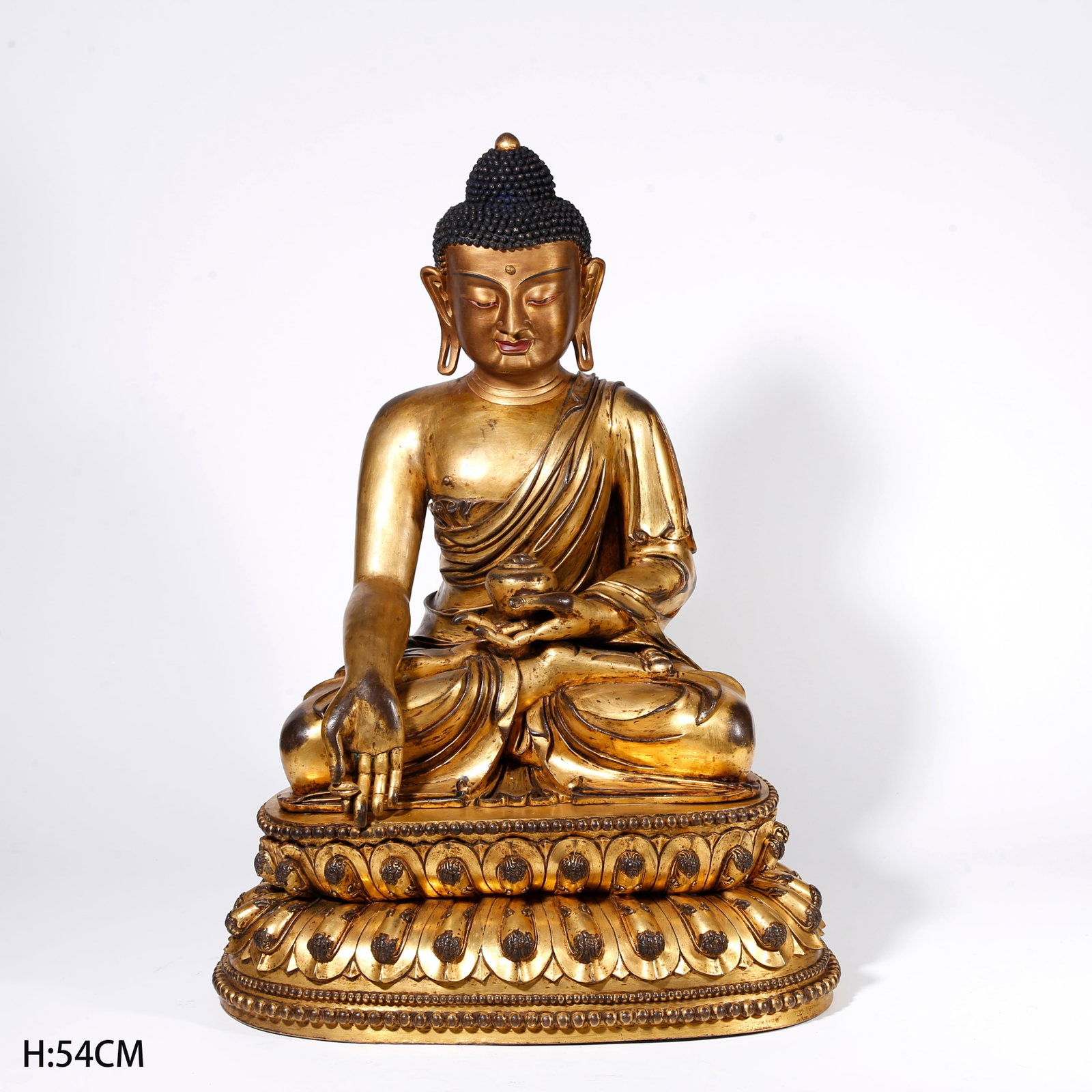 A GILT BRONZE STATUE OF SAKYAMUNI: Gilt Bronze Statue of Sakyamuni