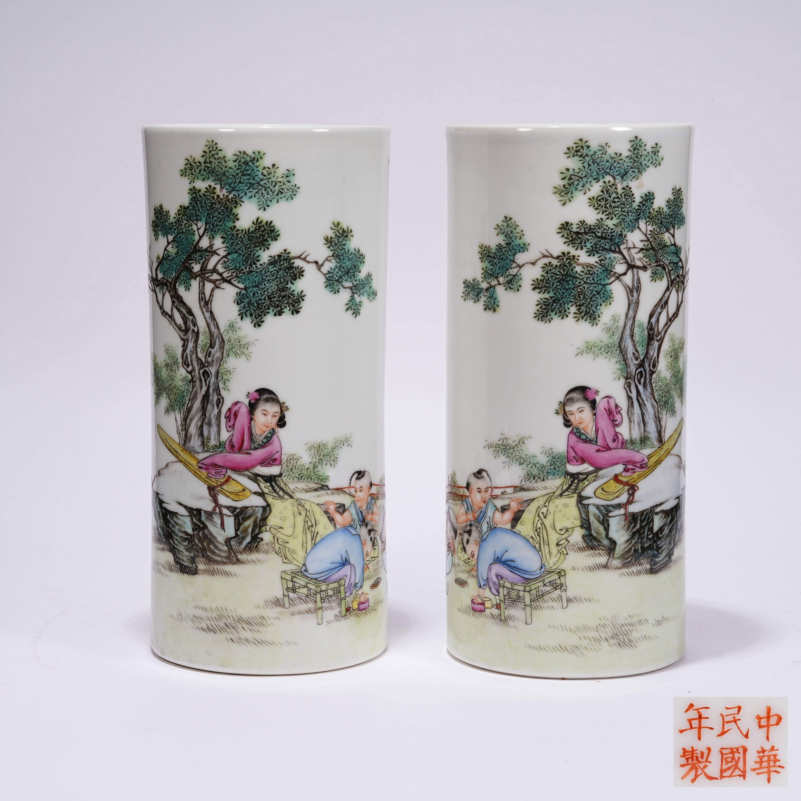 A SET OF HAT CYLINDERS WITH COURTYARD CHILDREN-AT-PLAY DESIGN IN FAMILLE ROSE (1 of 10)