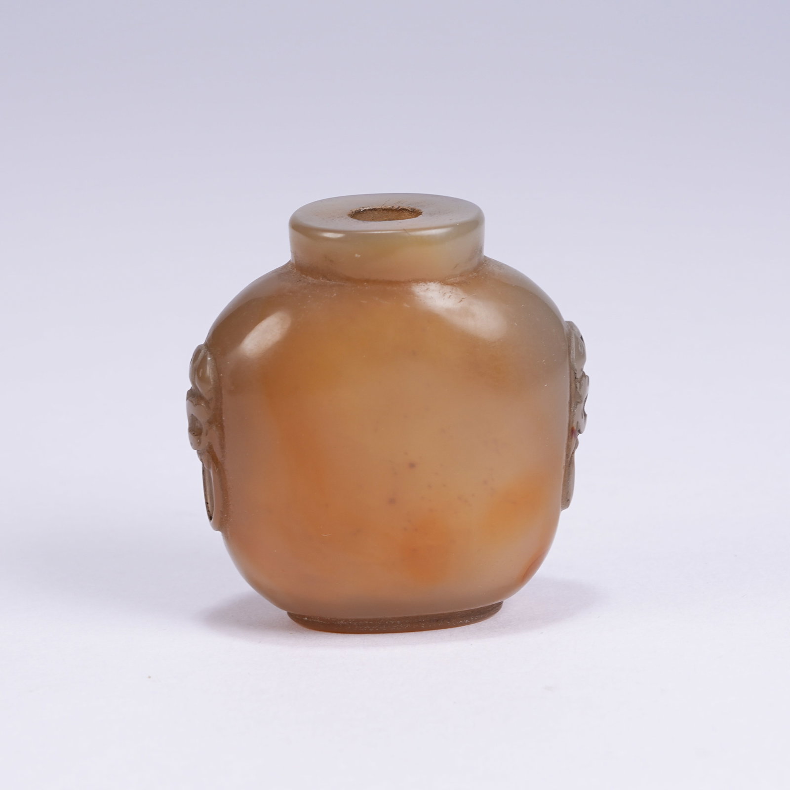 A AGATE BEAST-HEAD SNUFF BOTTLE: Agate Beast-head Snuff Bottle