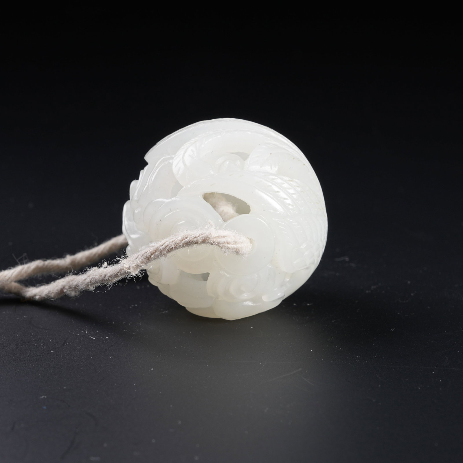 A HETIAN JADE HOLLOW CARVED SUGAR BALL WITH GANODERMA PATTERNS (1 of 8)