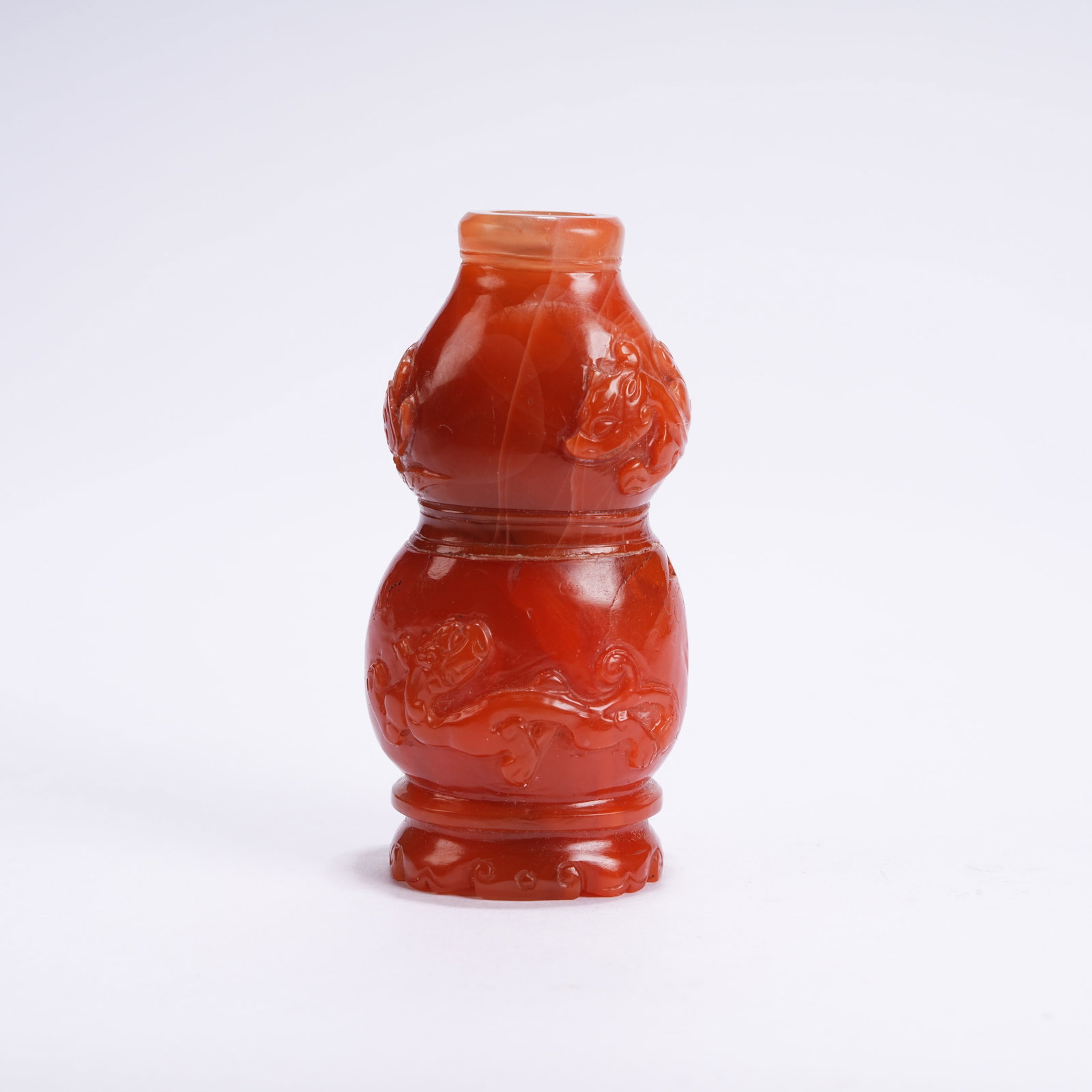 A AGATE CHILONG PATTERN GOURD-SHAPED SNUFF BOTTLE: Agate Chilong Pattern Gourd-shaped Snuff Bottle