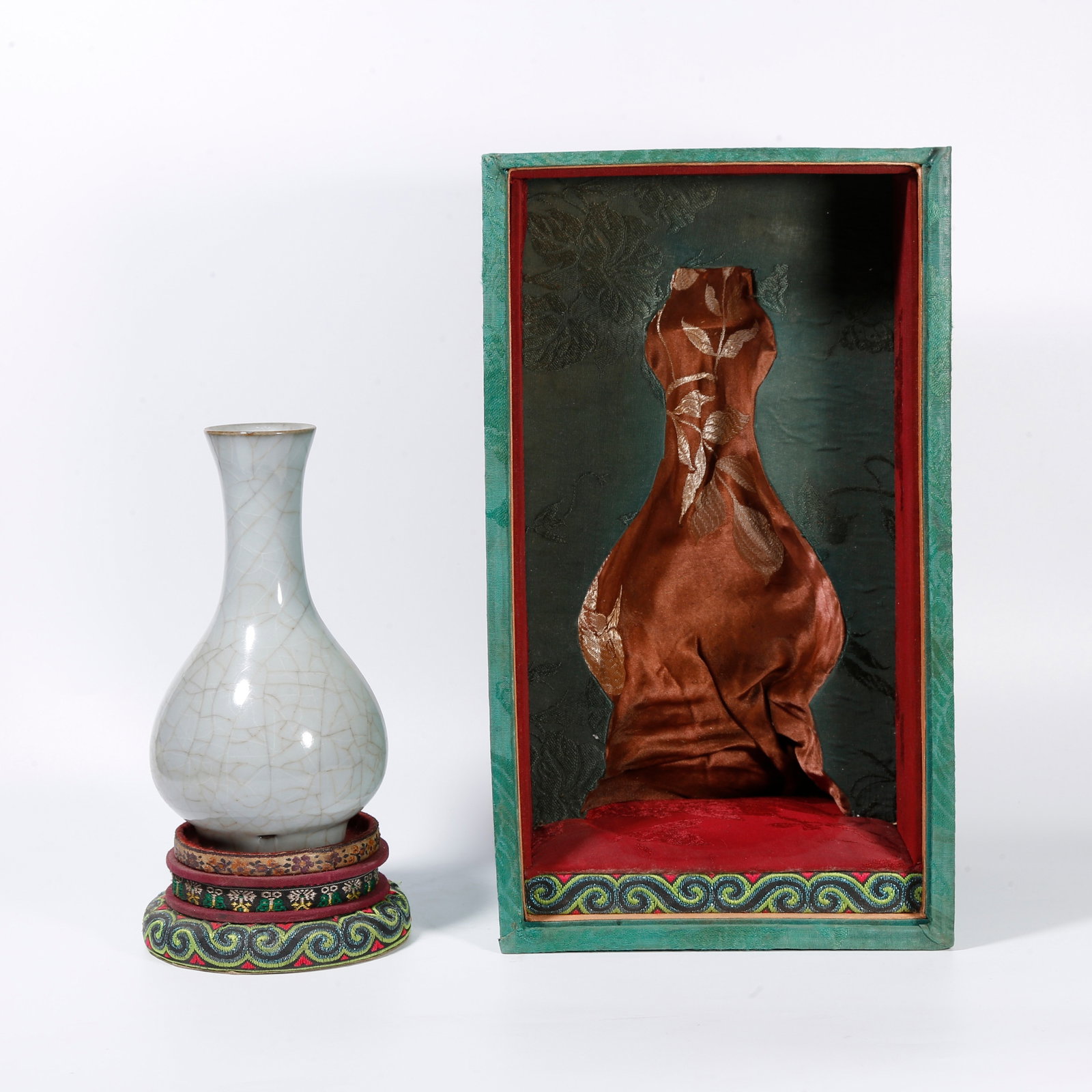 A OFFICIAL KILN DECORATIVE VASE: Official Kiln Decorative Vase