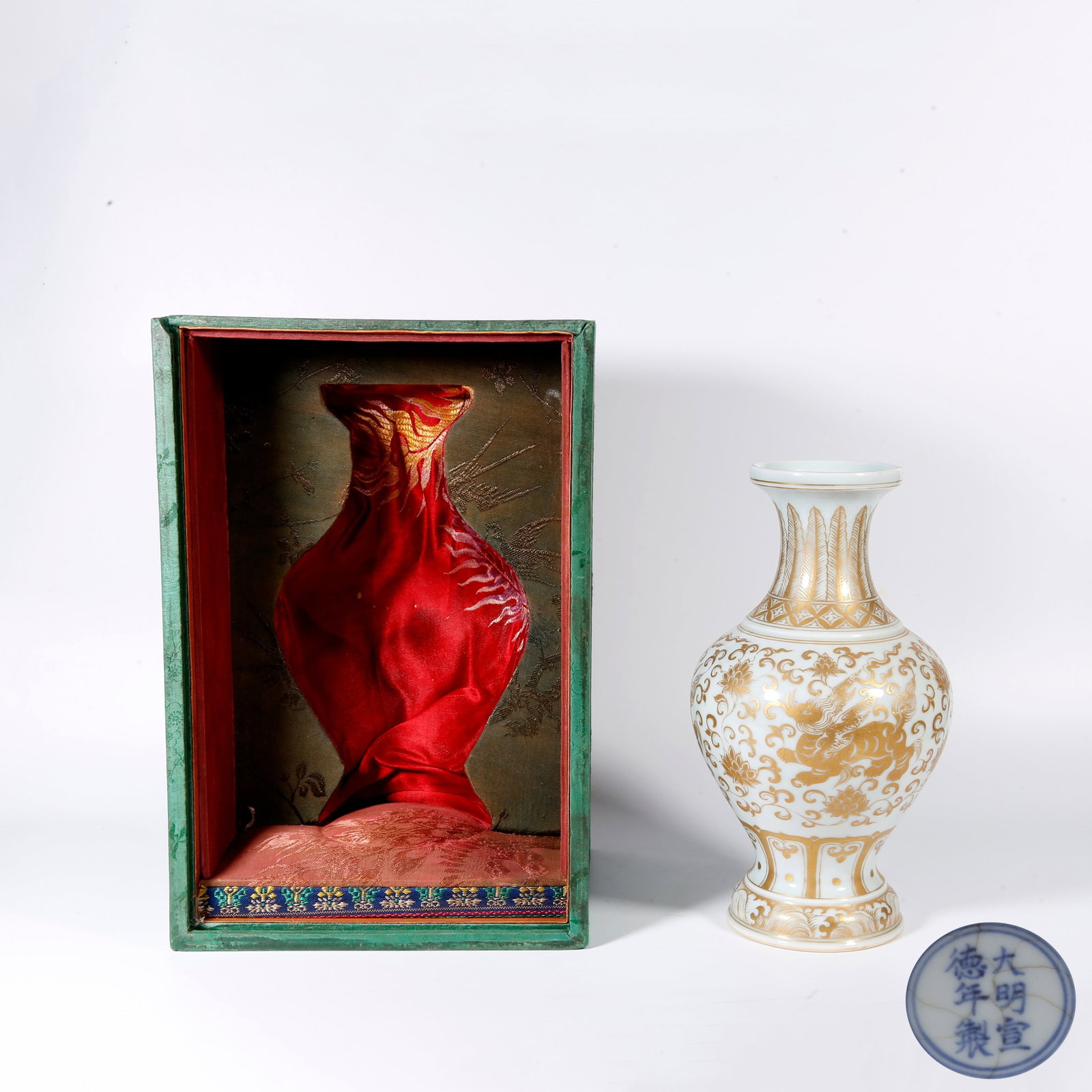 A WHITE GLAZE DECORATIVE VASE WITH GILDED TRACES (1 of 10)