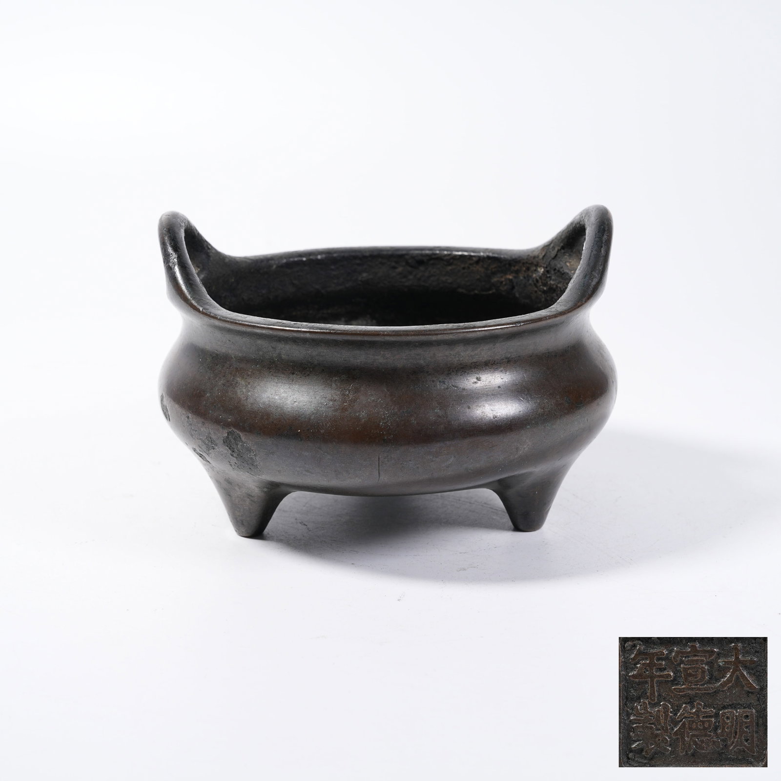 A BRONZE TRIPOD CENSER WITH BRIDGE-SHAPED EARS: Bronze Tripod Censer with Bridge-shaped Ears