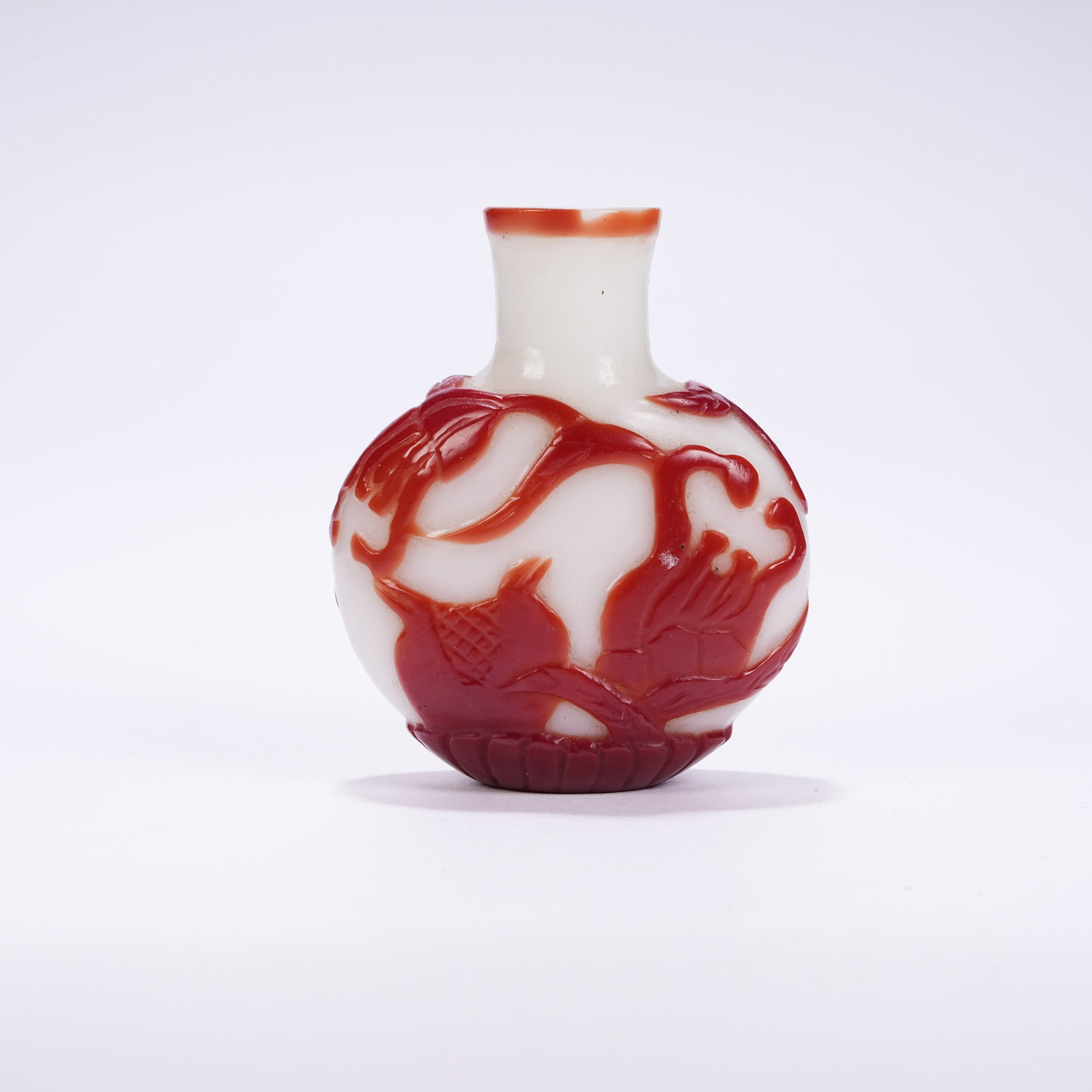 A OVERLAY GLASS AUSPICIOUS FRUIT PATTERN SNUFF BOTTLE: Overlay Glass Auspicious Fruit Pattern Snuff Bottle