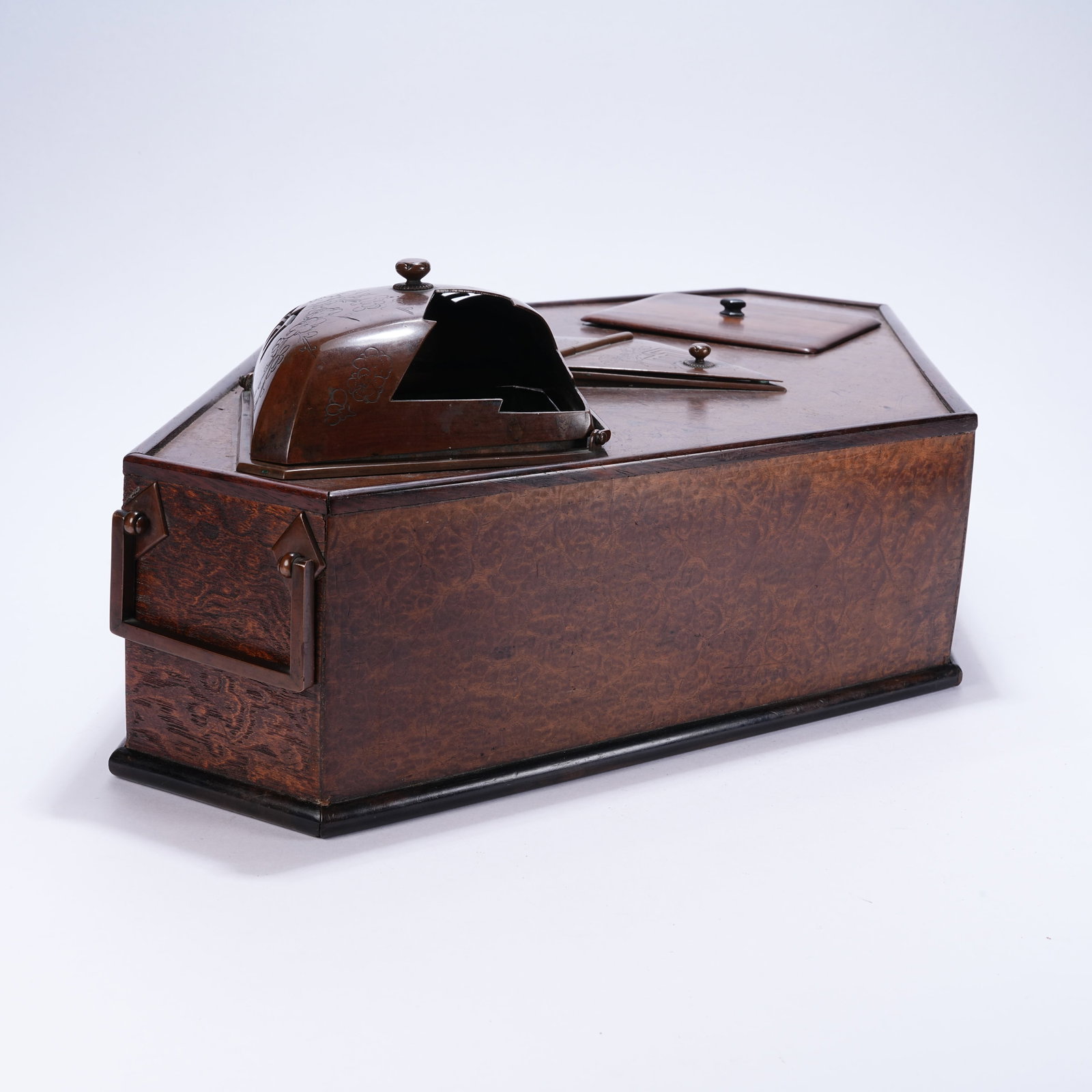 A LACQUERED ANGULAR BOX - 10