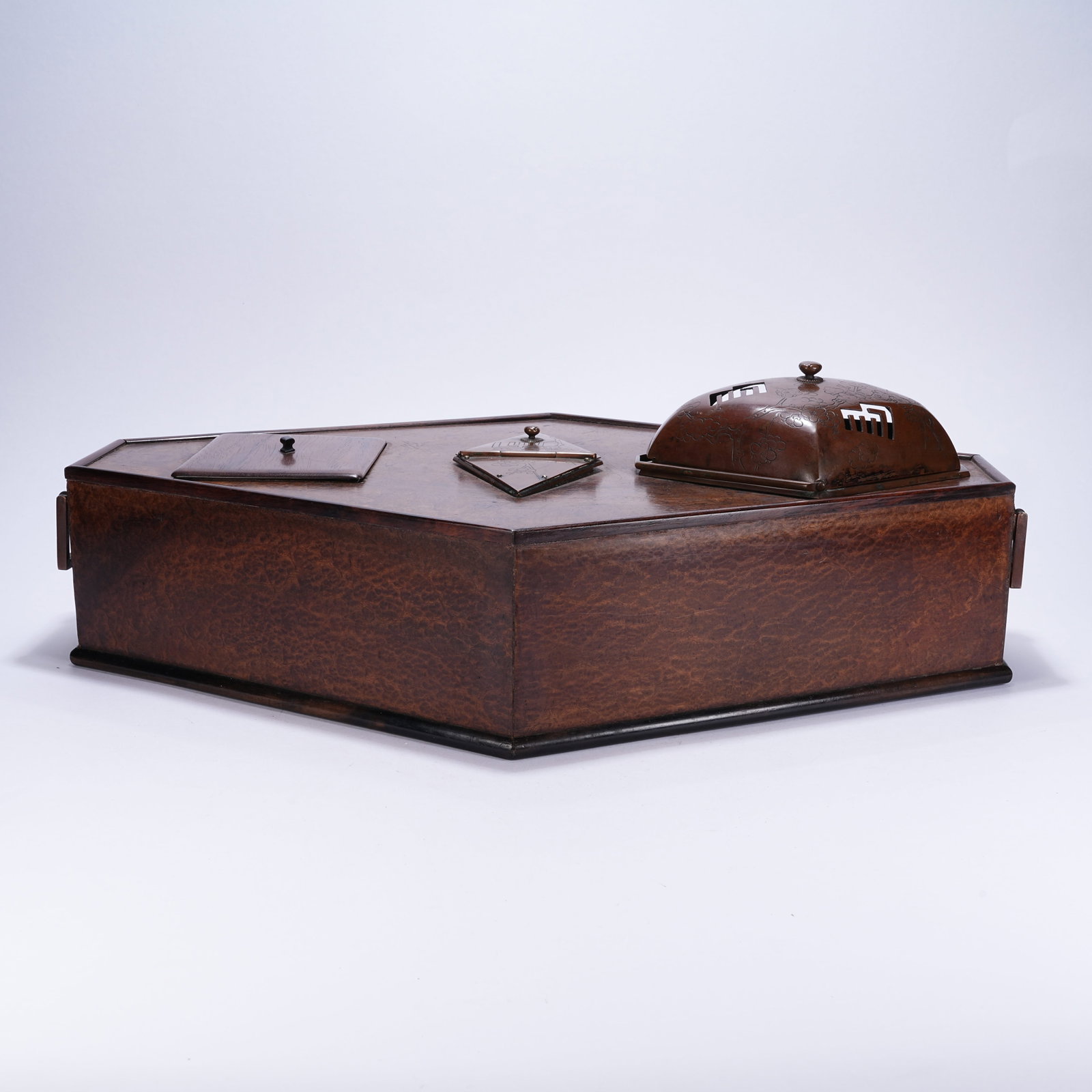 A LACQUERED ANGULAR BOX - 11