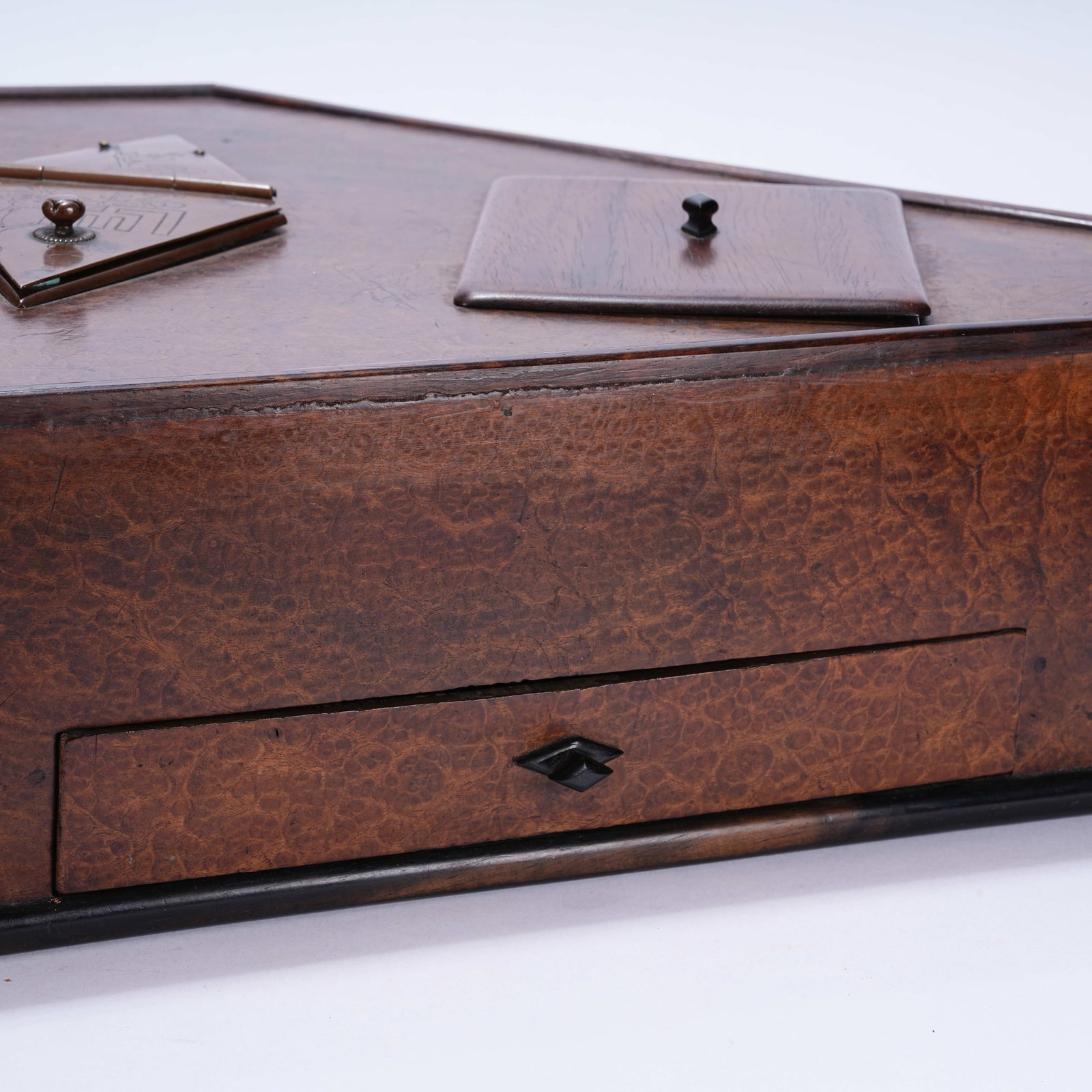 A LACQUERED ANGULAR BOX - 2