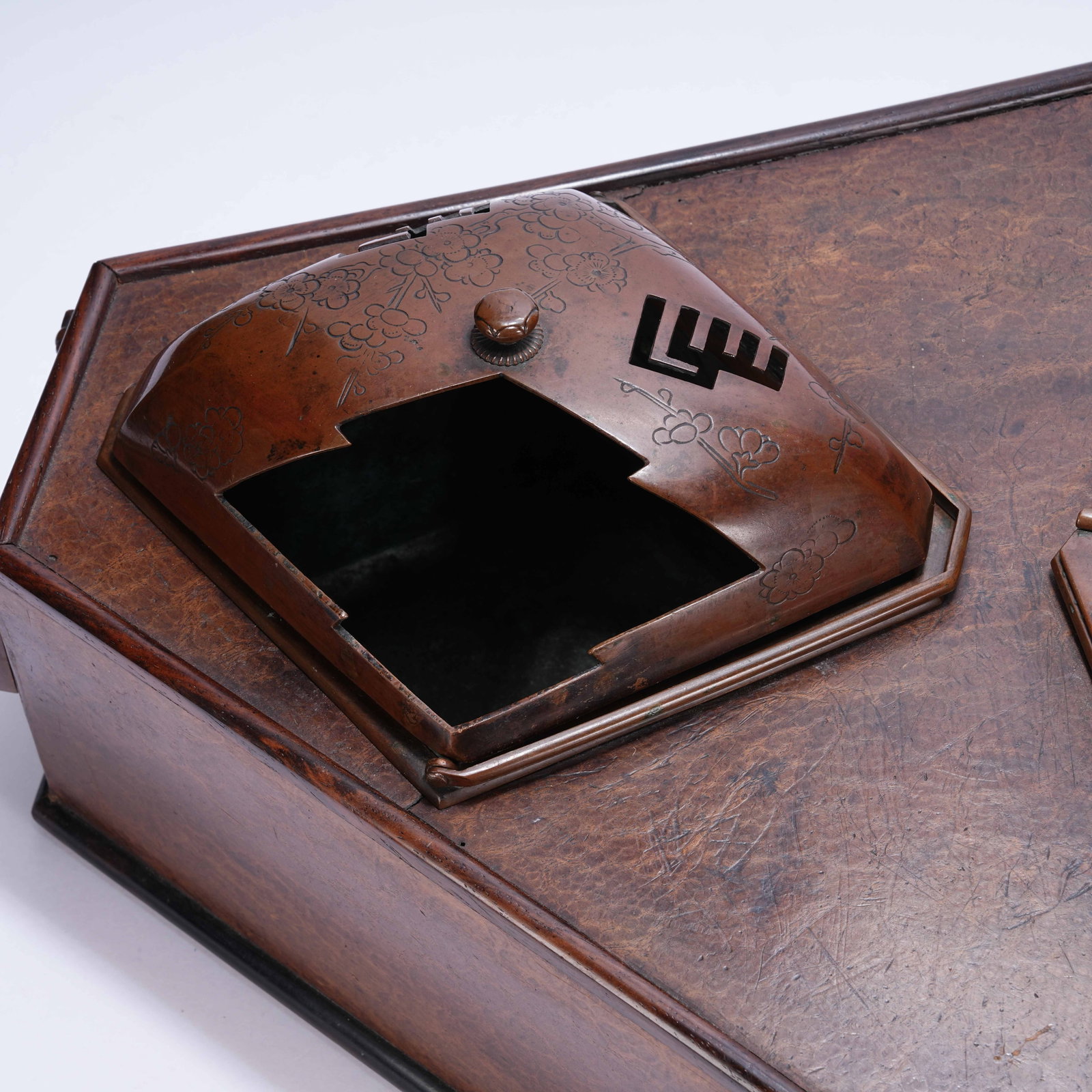 A LACQUERED ANGULAR BOX - 3