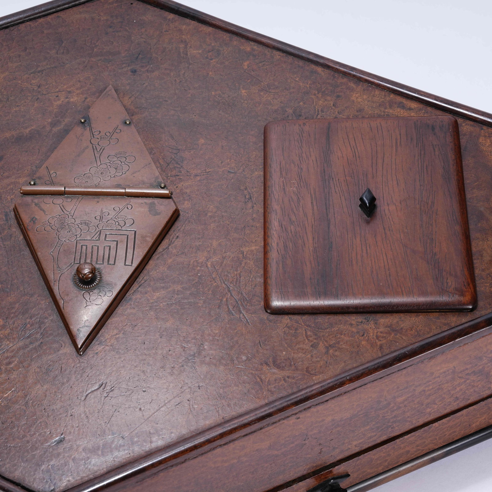 A LACQUERED ANGULAR BOX - 4