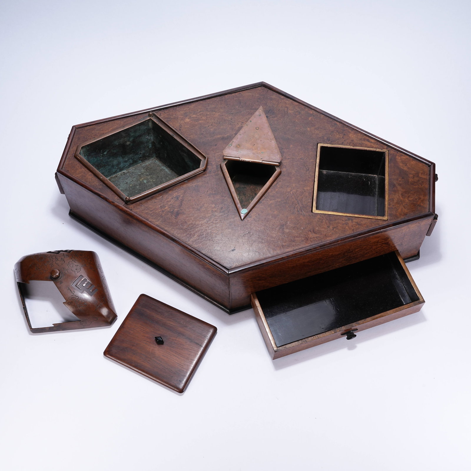 A LACQUERED ANGULAR BOX - 5