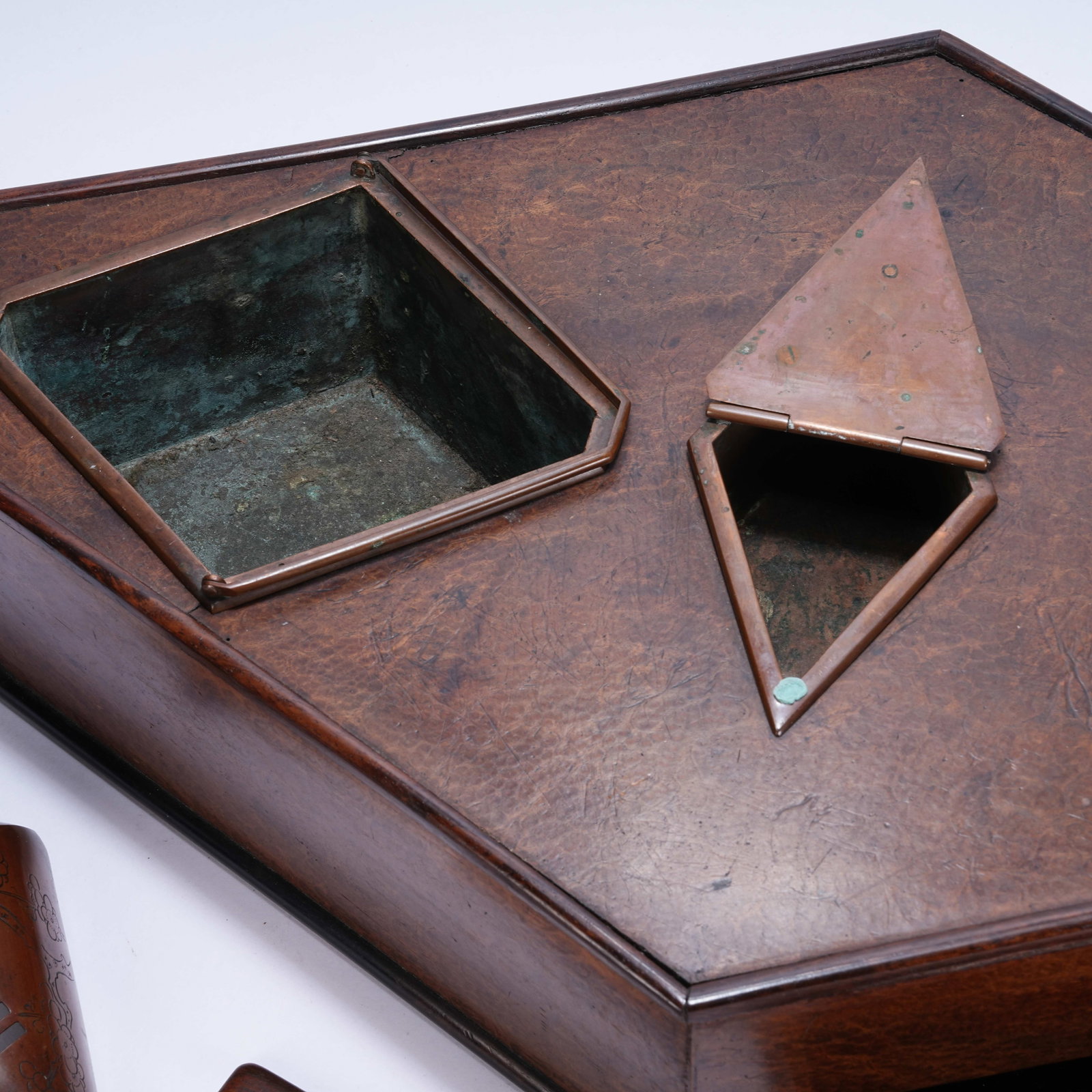 A LACQUERED ANGULAR BOX - 6