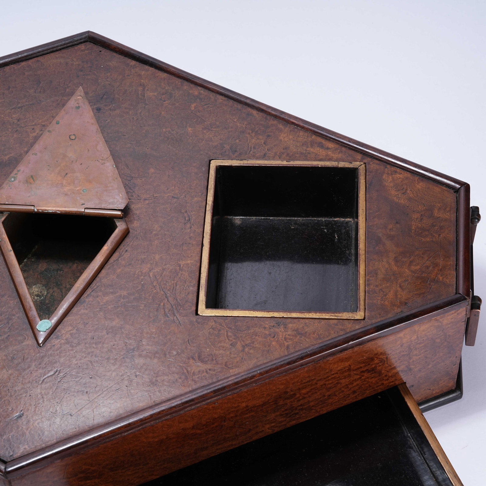 A LACQUERED ANGULAR BOX - 7