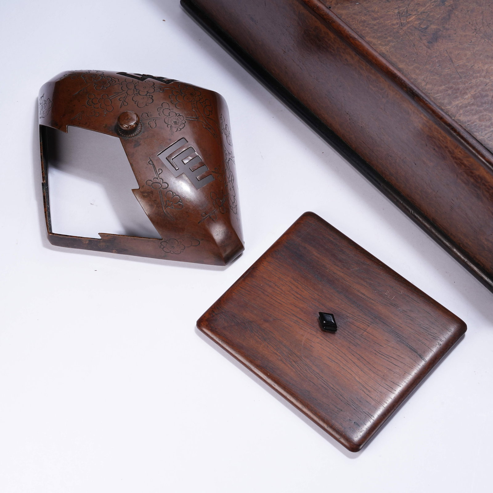 A LACQUERED ANGULAR BOX - 8