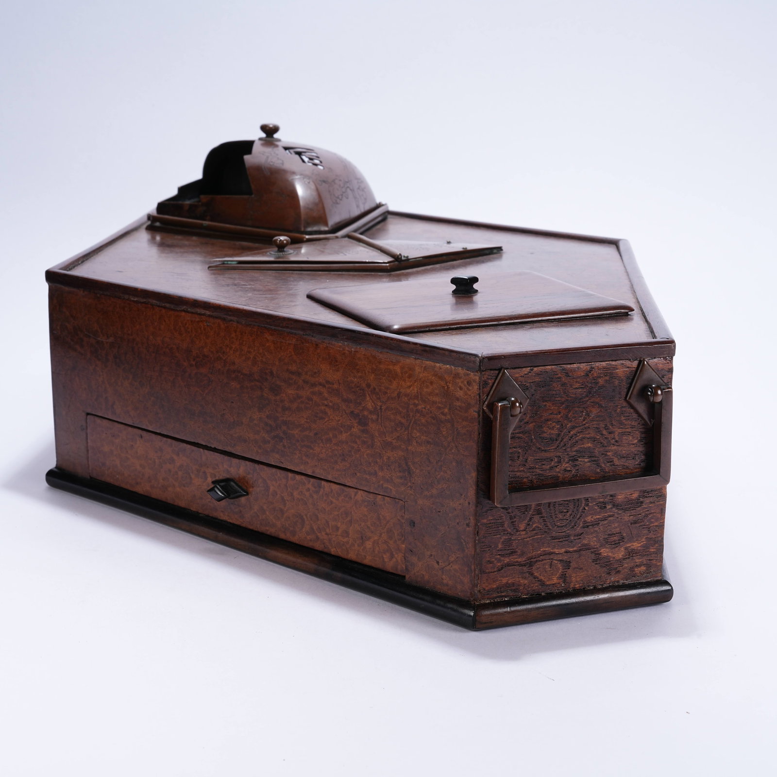 A LACQUERED ANGULAR BOX - 9