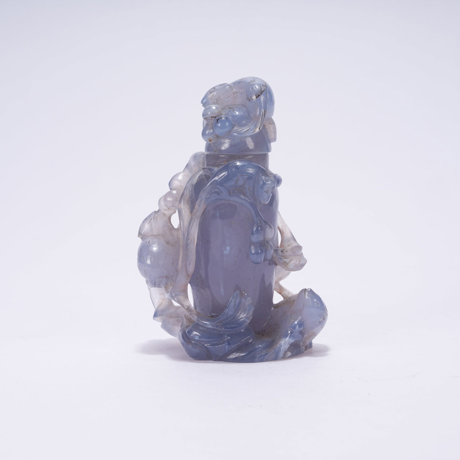 A AGATE SNUFF BOTTLE WITH AUSPICIOUS BEAST DESIGN: Agate Snuff Bottle with Auspicious Beast Design