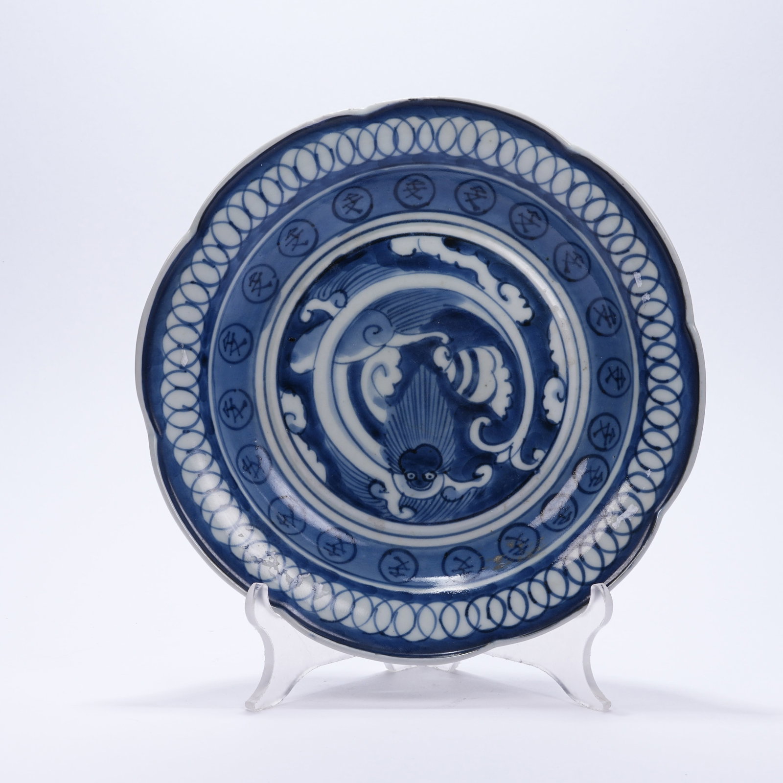 A BLUE AND WHITE FLOWER-RIMMED PLATE WITH BEAST PATTERNS: Blue and White Flower-rimmed Plate with Beast Patterns