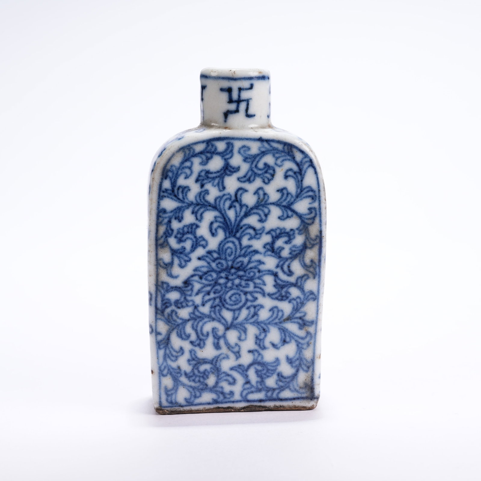 A BLUE AND WHITE INTERLOCKING FLORAL PATTERN SNUFF BOTTLE: Blue and White Interlocking Floral Pattern Snuff Bottle