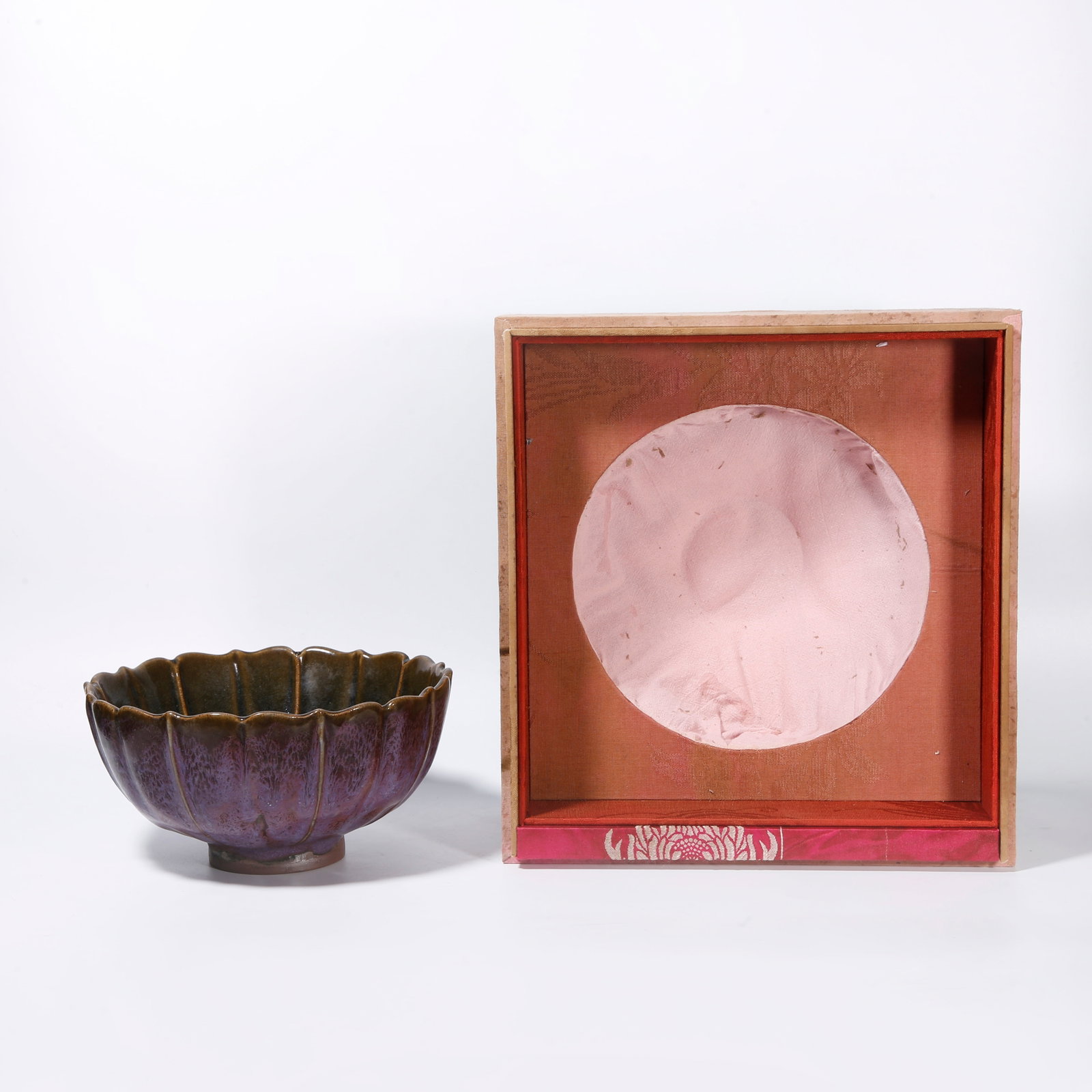 A JUN KILN FLORAL-RIM BOWL: Jun Kiln Floral-rim Bowl