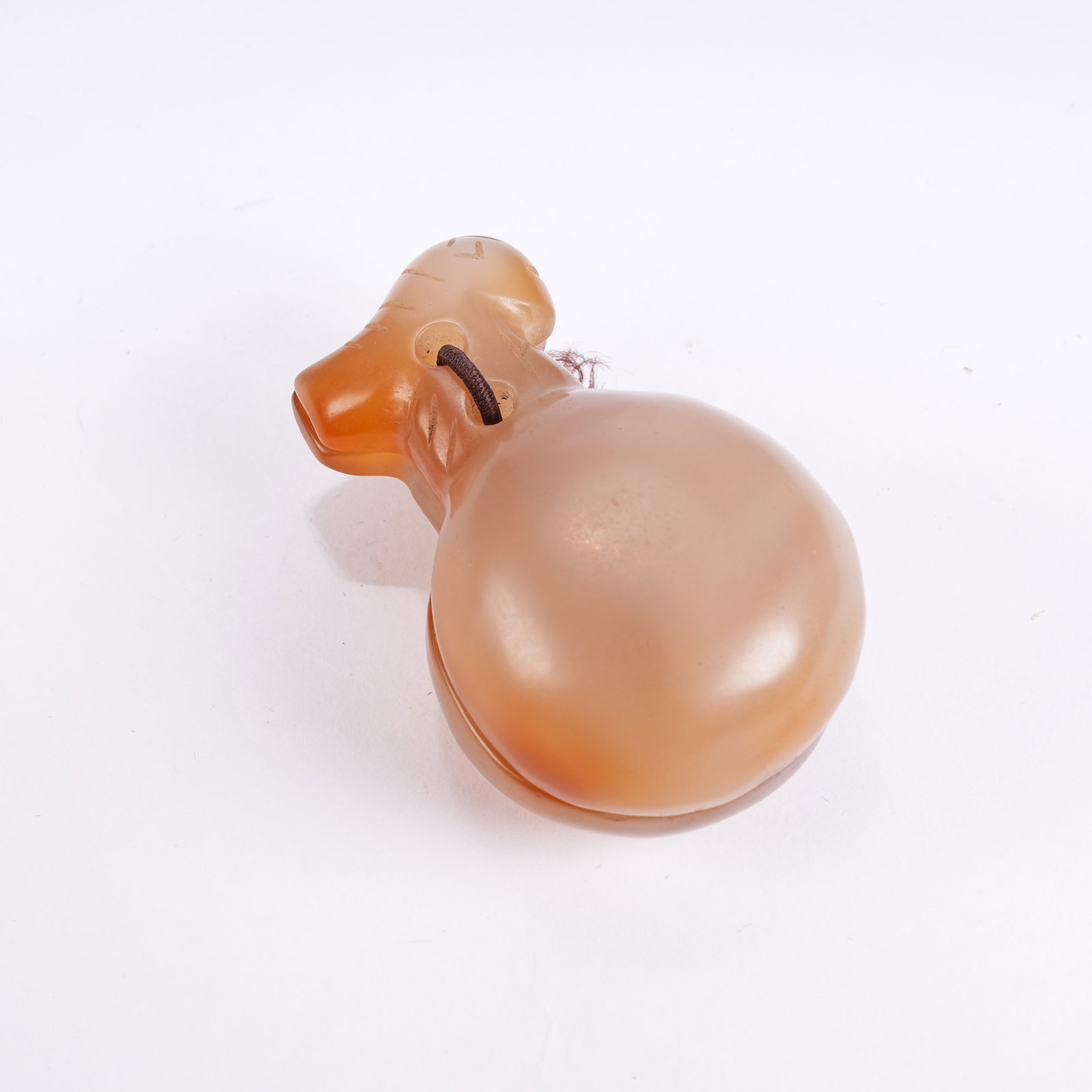 A AGATE PEACH-SHAPED ROUGE BOX: Agate Peach-shaped Rouge Box