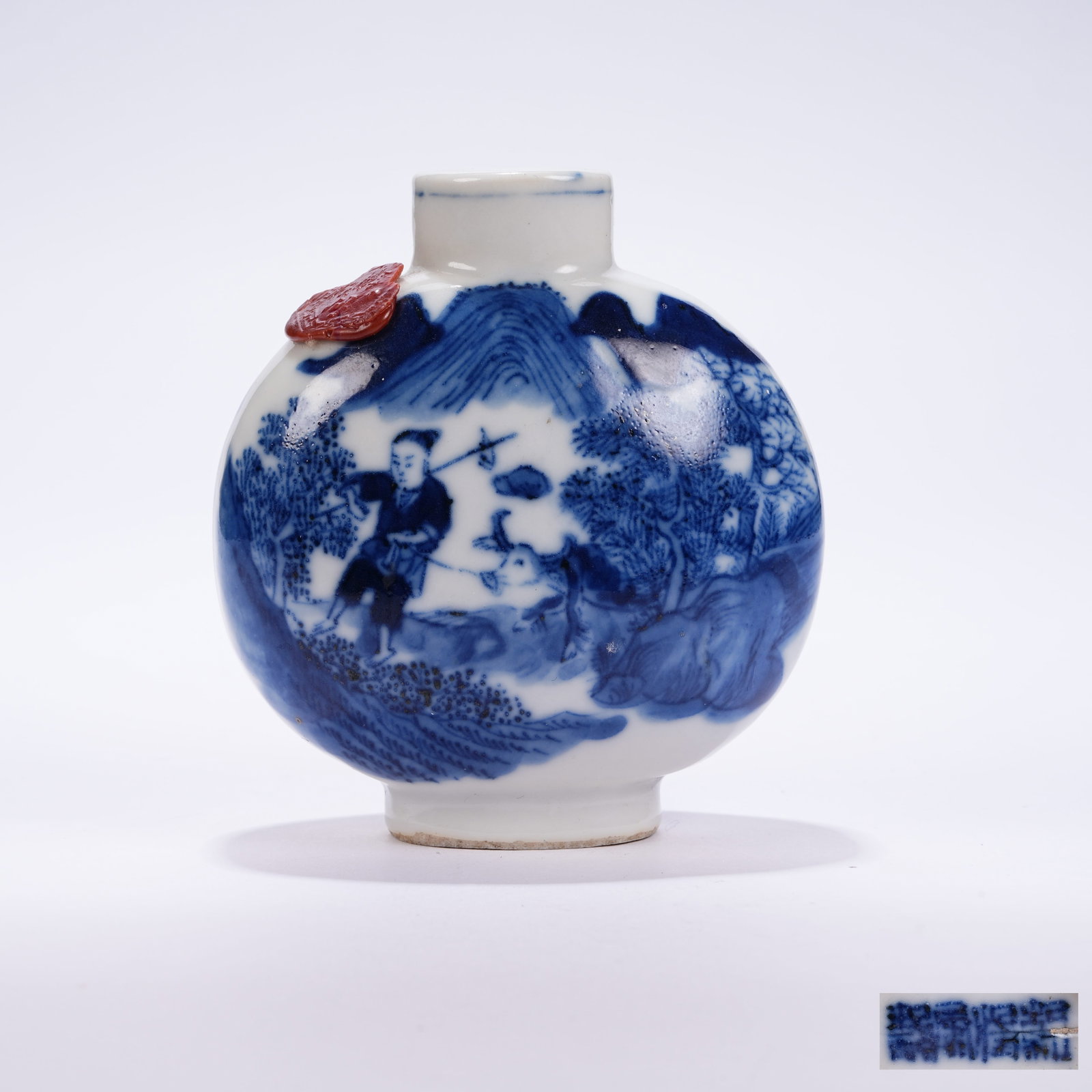 A BLUE AND WHITE FIGURE PATTERN SNUFF BOTTLE: Blue and White Figure Pattern Snuff Bottle